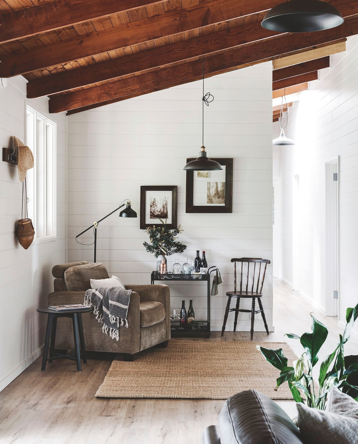 Fauteuil Windsor. Barmeubel en spijlenstoel rommelmarktvondsten. vtwonen landelijk 10-2025 | productie Living Inside | styling Belle Hemming | fotografie Marnie Hawson