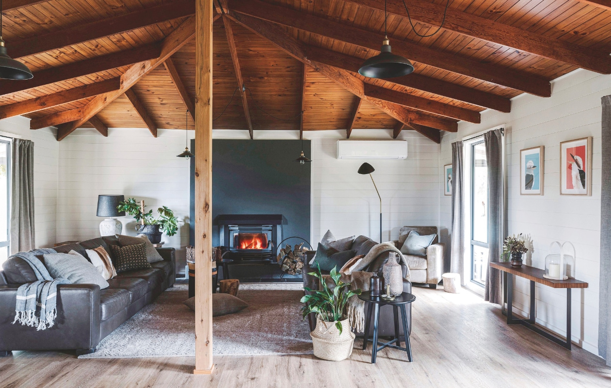 Schilderij Kimmy Hogan. Soortgelijke bijzettafel Maisons du Monde en Ethnicraft. vtwonen landelijk 10-2025 | productie Living Inside | styling Belle Hemming | fotografie Marnie Hawson