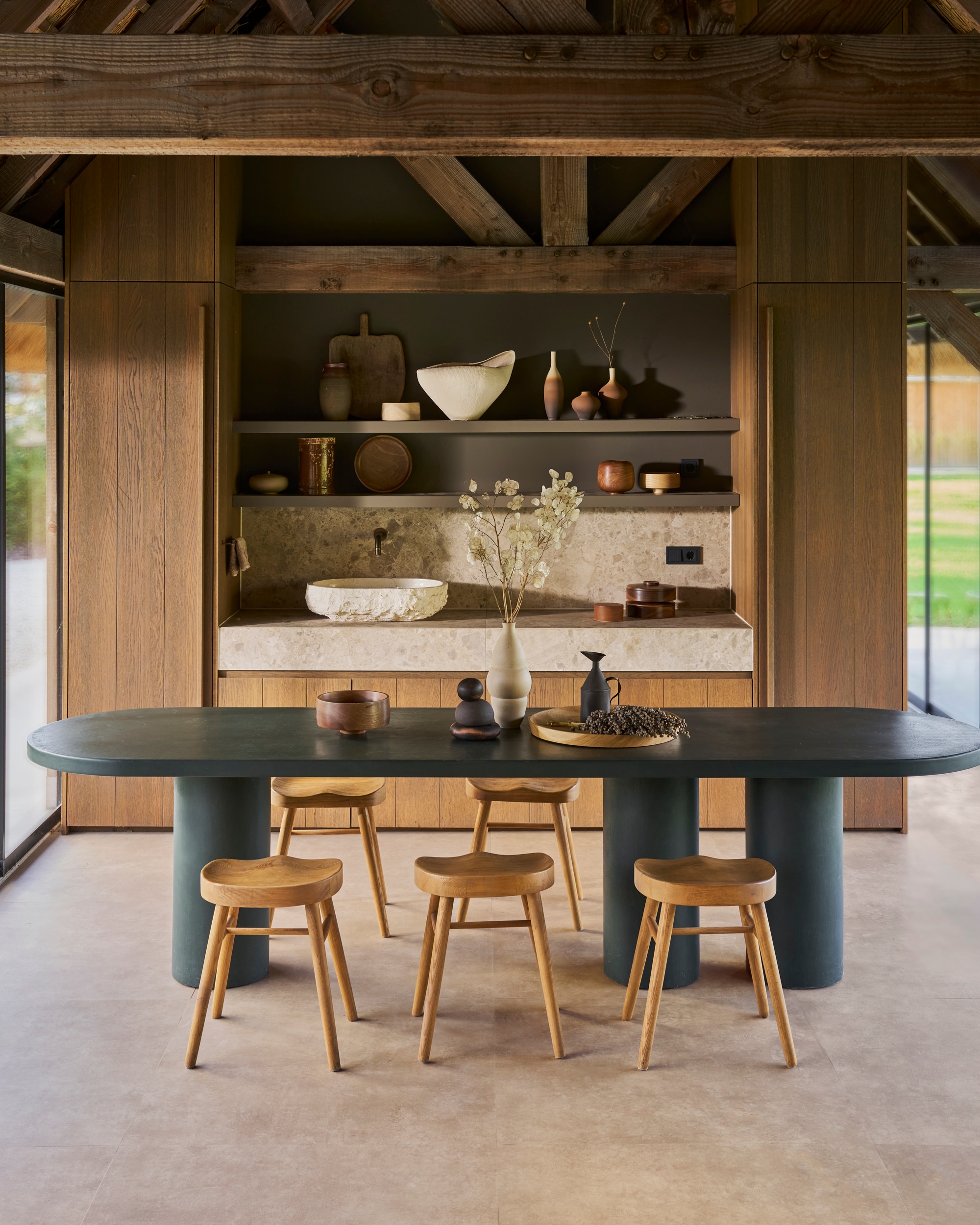 vtwonen pvc-vloer Basic, sand, 91,4x91,4 cm, dryback per m² € 42,95, of 91,4x45,7 cm, dryback per m² € 42,95, click per m² € 57,95.M.m.v. dewe-ceramics.com (keramieken pot met deksel, vazen kleurverloop bruin-crème, witte vaas), mergingmatter.nl (object gestapelde stenen), hethoutlokaal.shop (koekjespot Repeat, houten vaas, houten platte schaal op tafel), @nel_punt (houten schalen), zarahome.com (krukken, witte schaal). Overig privébezit.