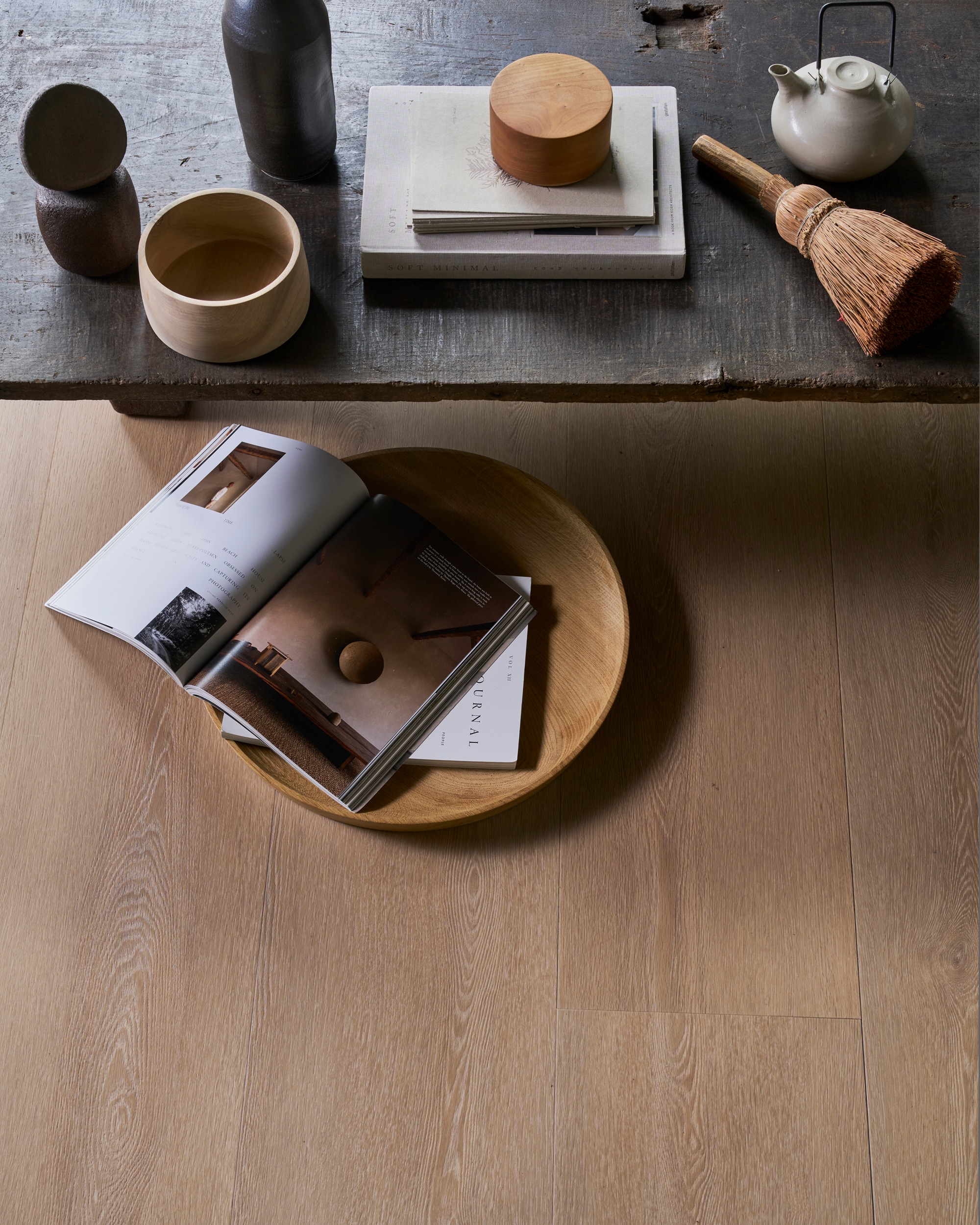 vtwonen pvc-vloer Wide Board, warm natural, 152,5x30,5 cm (lxb), dryback per m² € 44,95, click per m² € 57,95.M.m.v. hkliving.com (bank, schilderij, fluwelen kussen, wollen kussen, kruk, fauteuil), urbannatureculture.com (bruine vaas), hethoutlokaal.shop (eikenhouten schaal), pietjonker.nl (salontafel), @nel_punt (rond doosje, kom), marjokedeheer.com (handgemaakt object, zwarte fles). Overig privébezit. vtwonen Landelijk 01-2026 | styling Cleo Scheulderman | fotografie Jeroen van der Spek