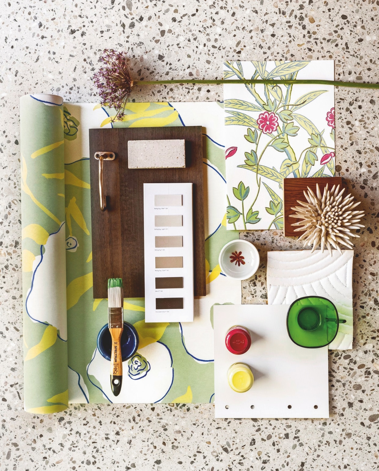 Kwast gedoopt in houtlak Emerald Green van Farrow & Ball, 500 ml € 50,-, testpotjes muurverf Bumblebee en Oh My Gosh, per stuk € 6,50, kleurstaal verf Pale Grey van Lab Paint € 2,- (vestingh.nl). Vliesbehang Goja Bunta in Sage, 10,05x0,53 cm (lxb), per rol € 89,- (masureel.com). Vliesbehang Bamboo Floral, 10x0,52 cm (lxb), per rol € 188,-, kleurkaart (littlegreene.nl). Staal notenhout (tabledusud.nl). Staal gerookt eucalyptus-fineer (impressionfineer.com). Rvs haak Welo van House Doctor € 10,99 (nordicnest.nl). Mok € 0,60 (dekringloper.nl). Overig privébezit. vtwonen 06-2025 | styling Kelly van Gendt | fotografie Stan Koolen