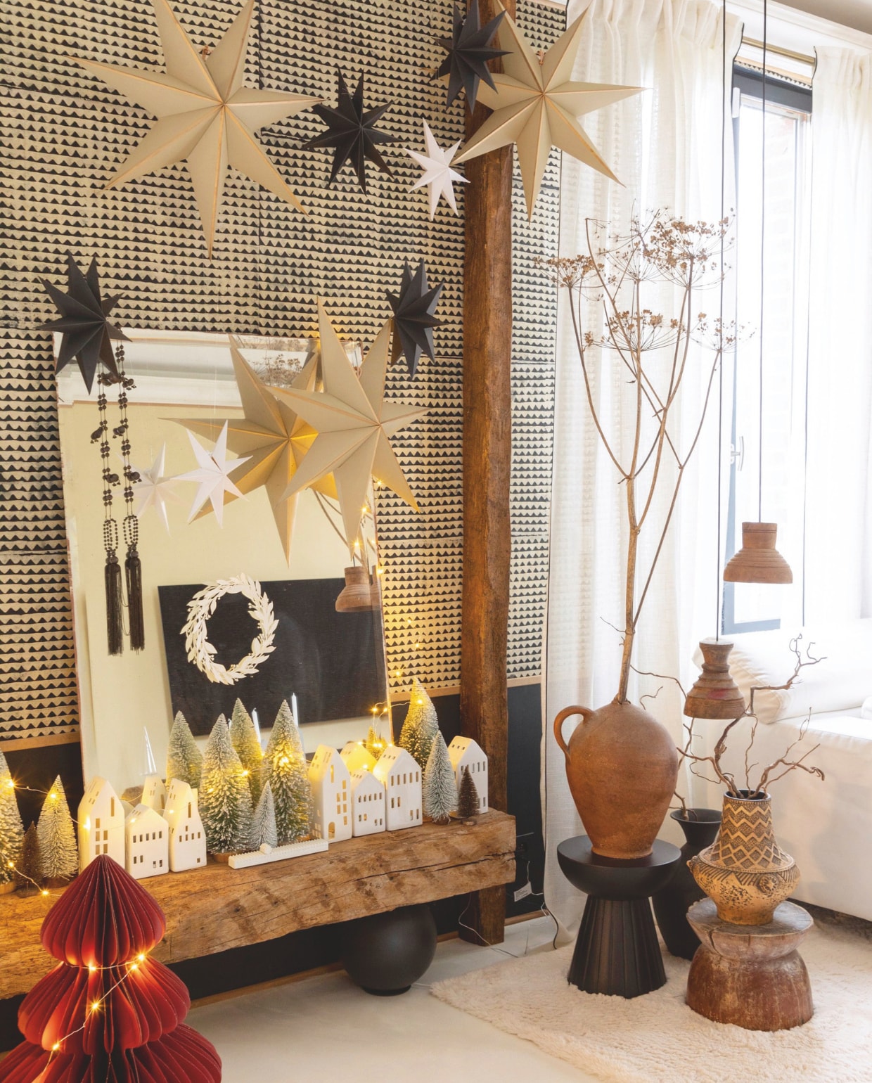 Bankje zelfgemaakt. Spiegel tweedehands. Sterdecoratie Amazon. Keramieken huisjes Authentique in Noailles. Krans gemaakt door Eve. Papieren kerstboom L’Incroyable. vtwonen Landelijk kerstspecial 2025 | styling Marie-Maud Levron | fotografie Cecile Perrinet Lhermitte | tekstbewerking Britte Kramer