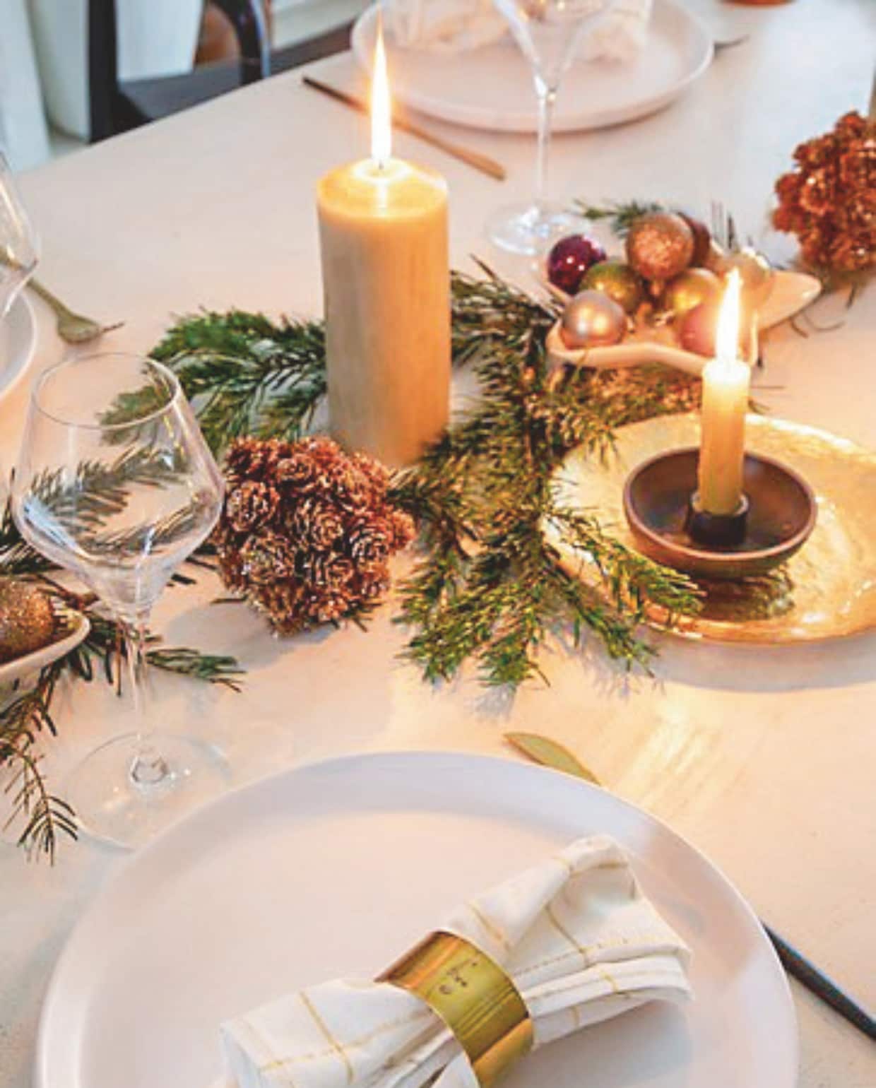 Servies, glaswerk en bestek Alinea. Servetringen Un Chat Dans Ma Botte. Servetten Boncoeurs. Kandelaars Fabrique des Styles. Kaarsen Ciergerie des Prémontrés. Kerstornamenten Zara Home. vtwonen Landelijk kerstspecial 2025 | styling Marie-Maud Levron | fotografie Cecile Perrinet Lhermitte | tekstbewerking Britte Kramer