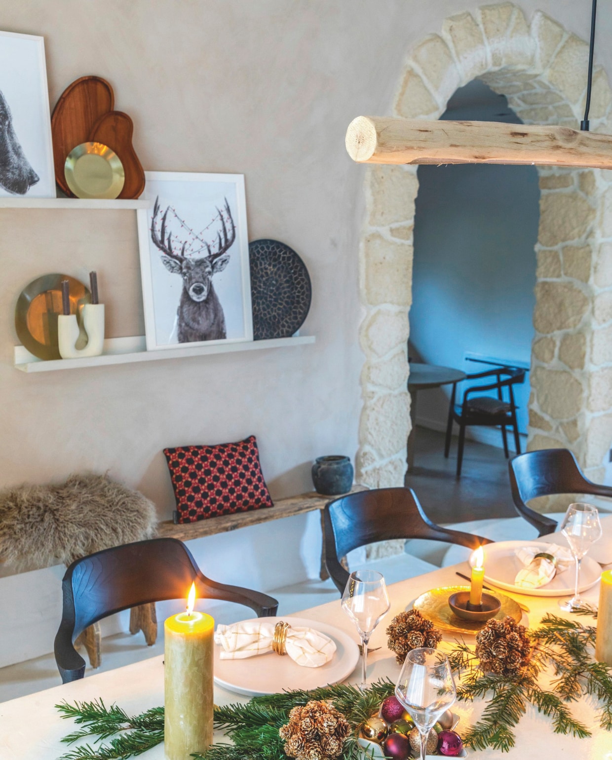Muurverf Palladio van Kalklitir. Stoelen Rendez-Vous Déco. Hanglamp Lampemesteren. Wandplanken Ikea. Posters Poster Store. Servies, glaswerk en bestek Alinea. Servetringen Un Chat Dans Ma Botte. Servetten Boncoeurs. Kandelaars Fabrique des Styles. Kaarsen Ciergerie des Prémontrés. Kerstornamenten Zara Home.  vtwonen Landelijk kerstspecial 2025 | styling Marie-Maud Levron | fotografie Cecile Perrinet Lhermitte