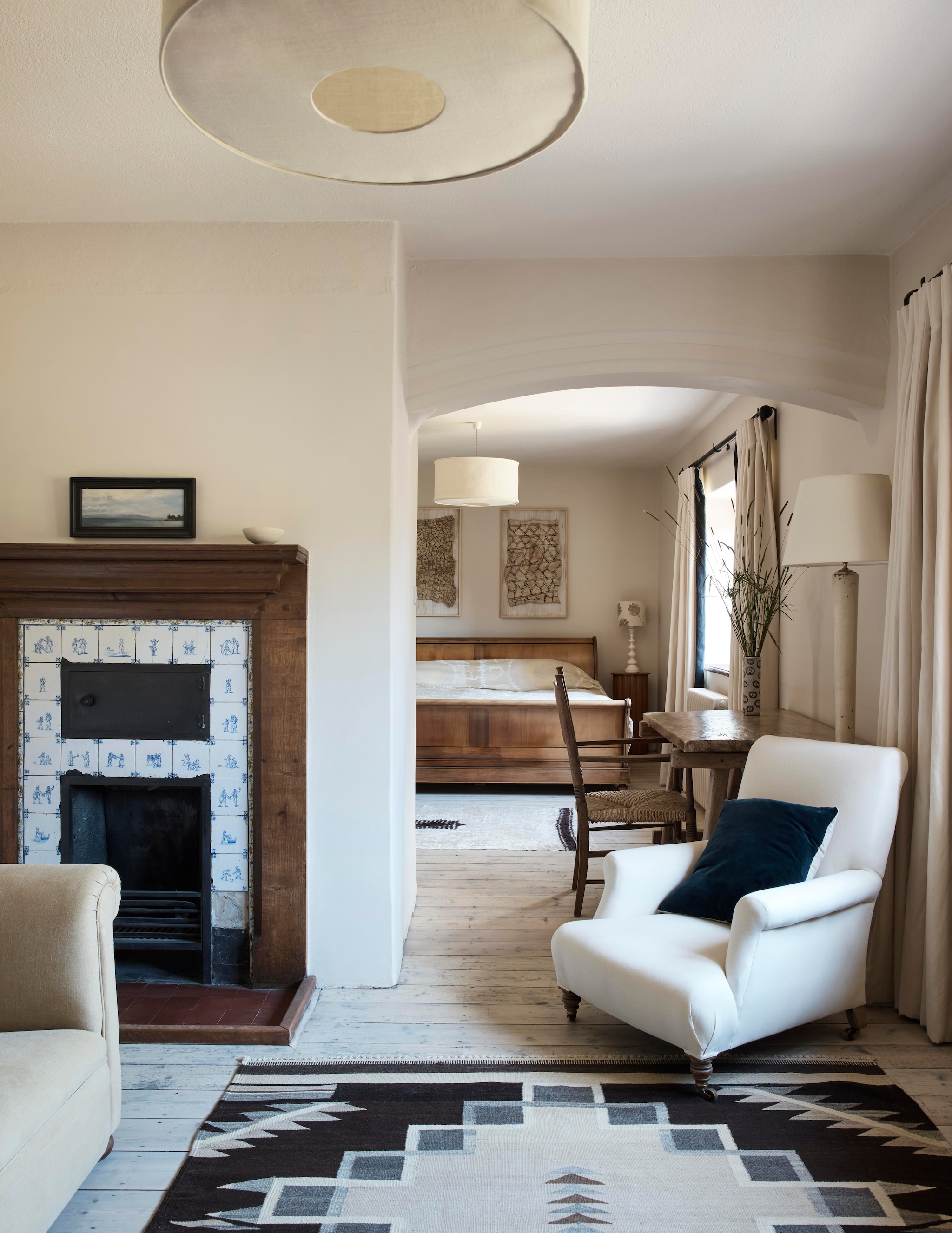 Navajo-kleden Joshua Lumley. Lampen en originele Delfts blauwe tegels via Retrouvius. vtwonen Landelijk 12-2025 | styling Retrouvius | fotografie Martin Morrell