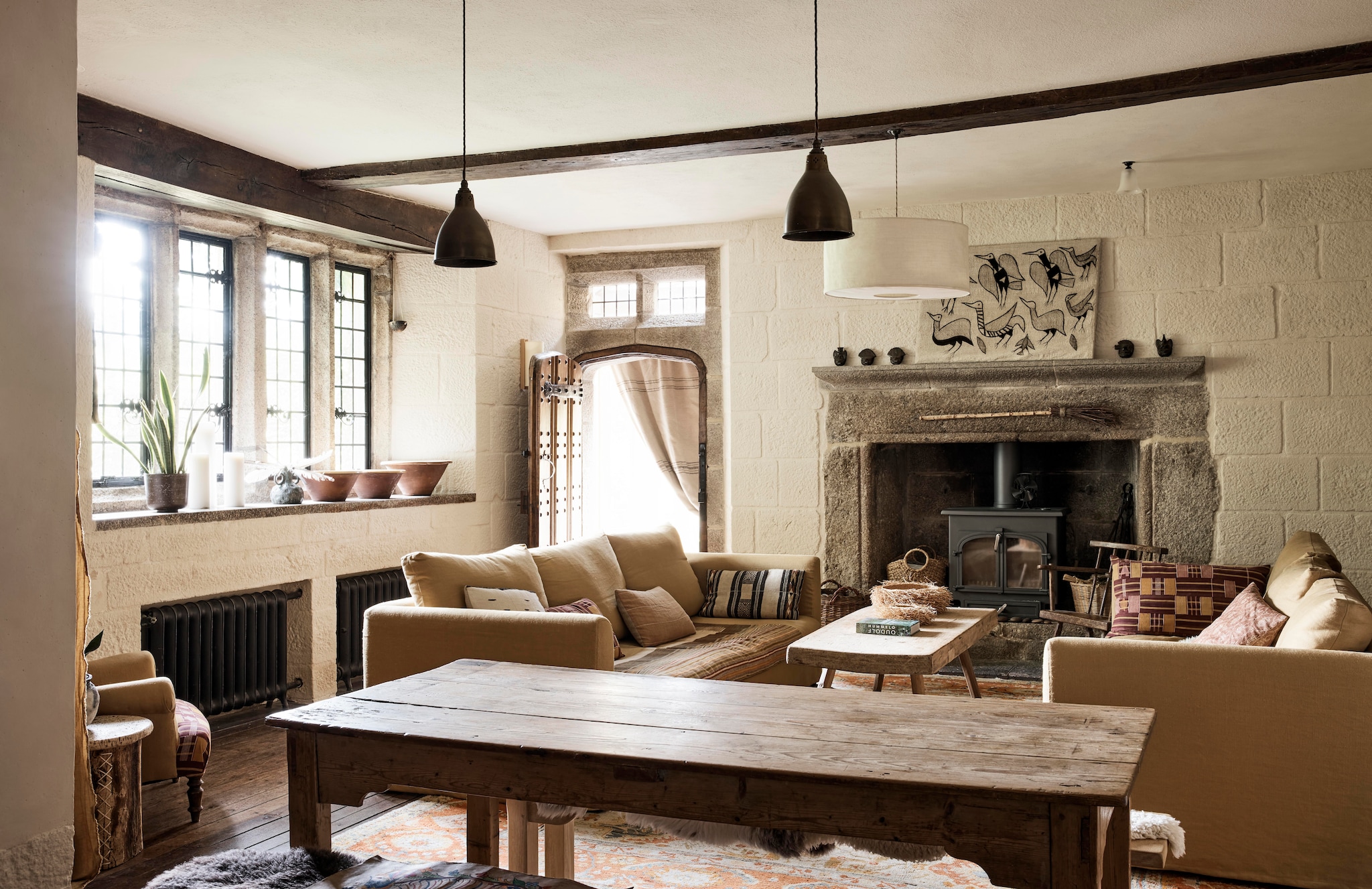 Banken Thala van Caravane. Kussens van vintage Afrikaanse Ewe-stof. Iepenhouten salon-tafel van Ardingly Antiques Fair. Schilderij op modderdoek uit West-Afrika. vtwonen Landelijk 12-2025 | styling Retrouvius | fotografie Martin Morrell