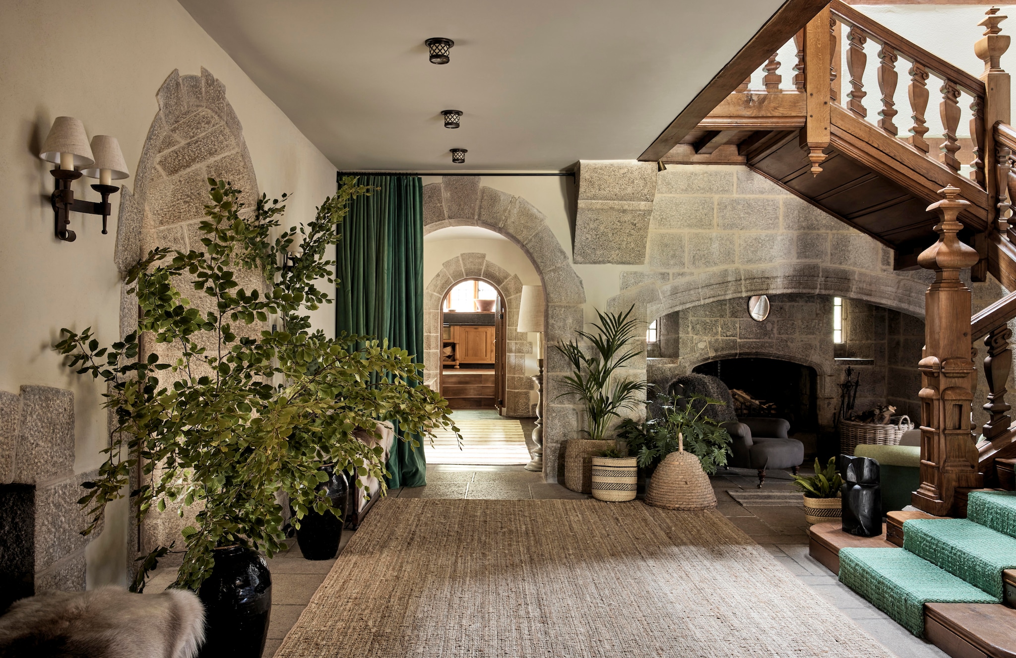 Jute vloerkleed Big Bouclé van Alternative Flooring. Groene jute traploper Tim Page Carpets. Gordijnen vanhandgeverfd fluweel Kirsten Hecktermann. vtwonen Landelijk 12-2025 | styling Retrouvius | fotografie Martin Morrell