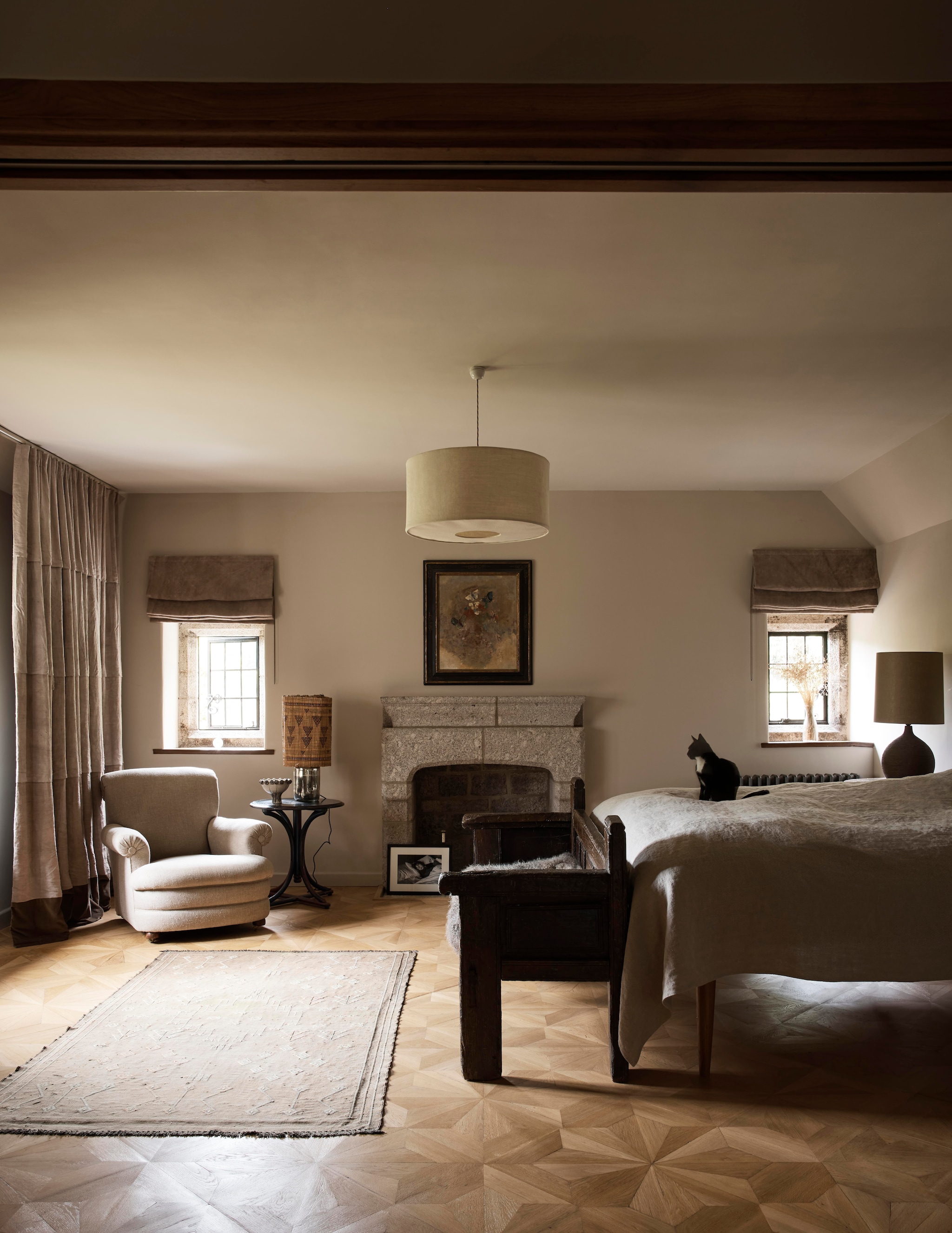 Zestiende-eeuwse Spaanse bank via Puckhaber. Gordijnen van vintage Hongaars linnen met fluwelen band gemaakt door Retrouvius. Fauteuil, tafellamp met kwikglazen voet en Afrikaanse kap, Parket van hergebruikt eiken en Marokkaans vloerkleed via Retrouvius. vtwonen Landelijk 12-2025 | styling Retrouvius | fotografie Martin Morrell