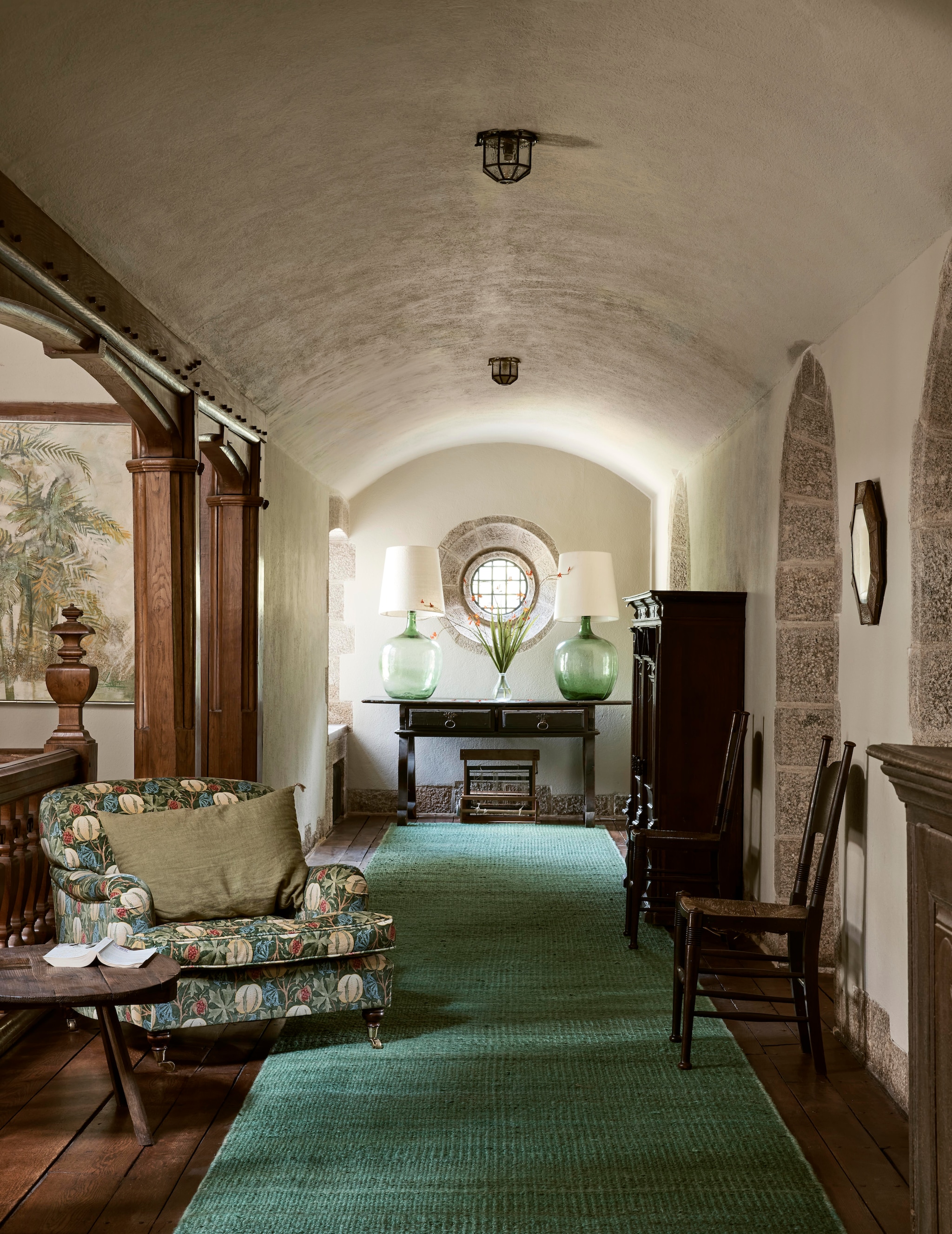 Zestiende-eeuwse meubels uit Portugal en Italië via Retrouvius Antique. Gebloemde bekleding fauteuil Melon van William Morris. vtwonen Landelijk 12-2025 | styling Retrouvius | fotografie Martin Morrell