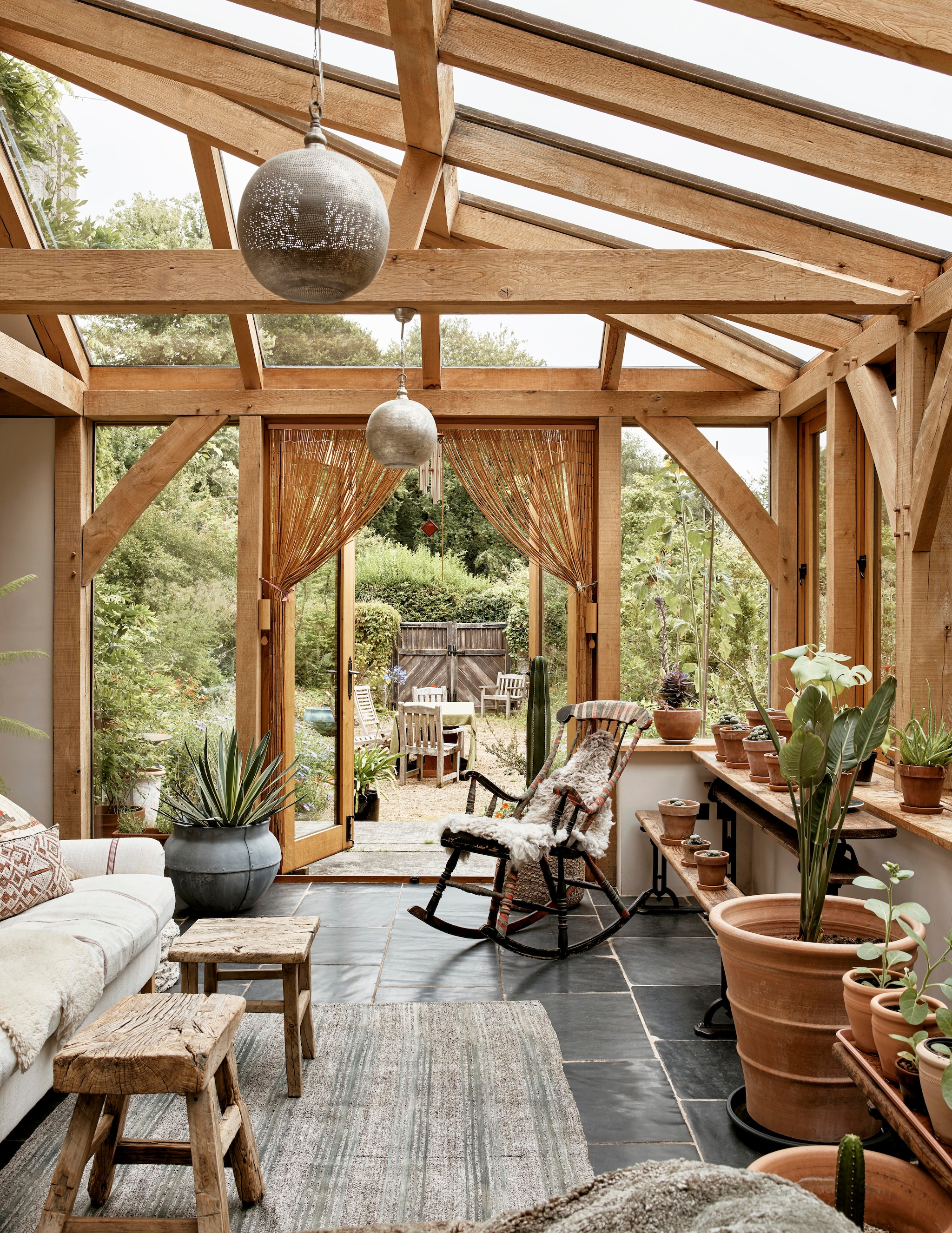 Vergelijkbare items: hanglampen Zenza, kralengordijnen van hout of bamboe Etsy, schommelstoel Reliving. vtwonen Landelijk 12-2025 | styling Retrouvius | fotografie Martin Morrell