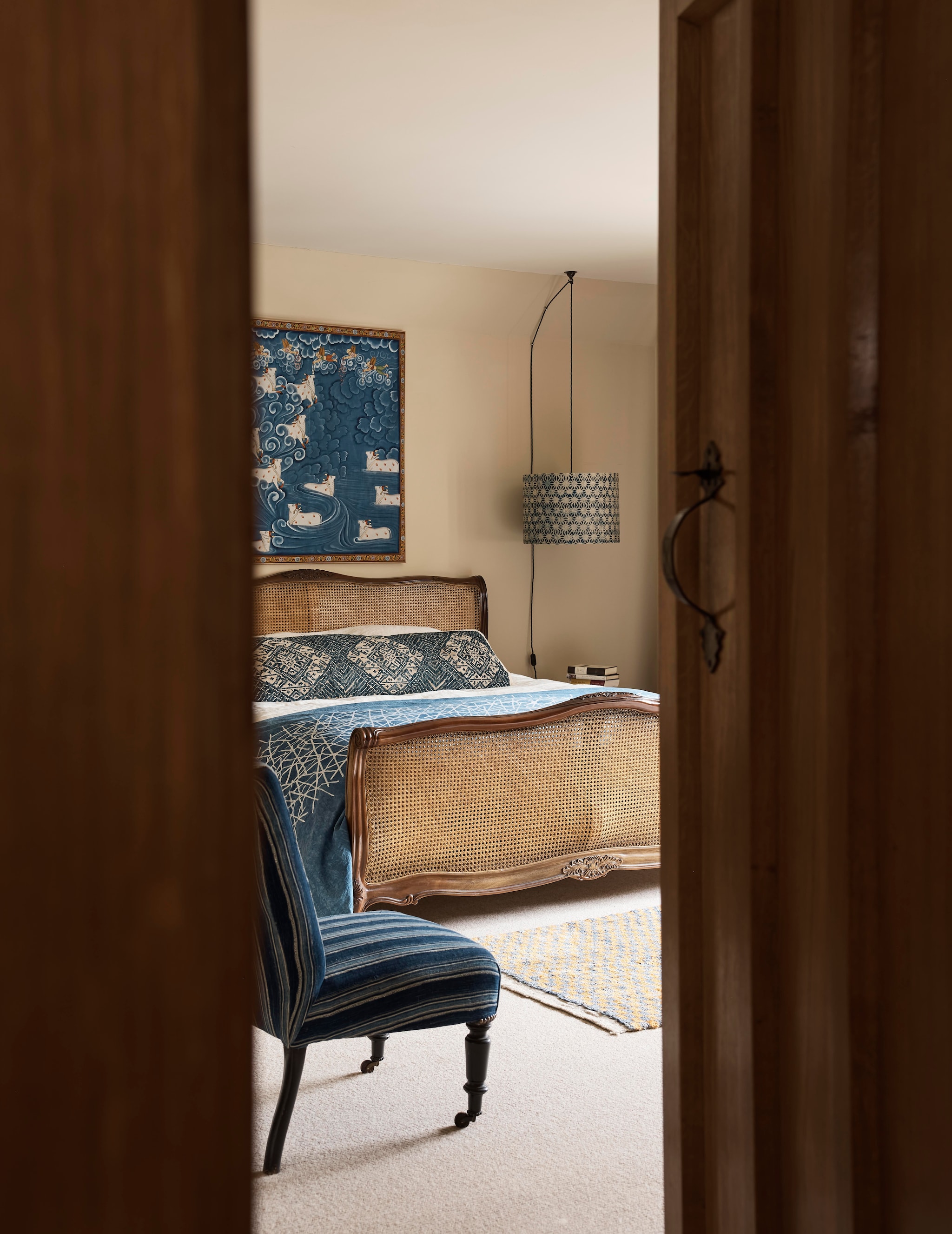 Vintage stoffen en antiek Indiaas schilderij via Retrouvius. vtwonen Landelijk 12-2025 | styling Retrouvius | fotografie Martin Morrell