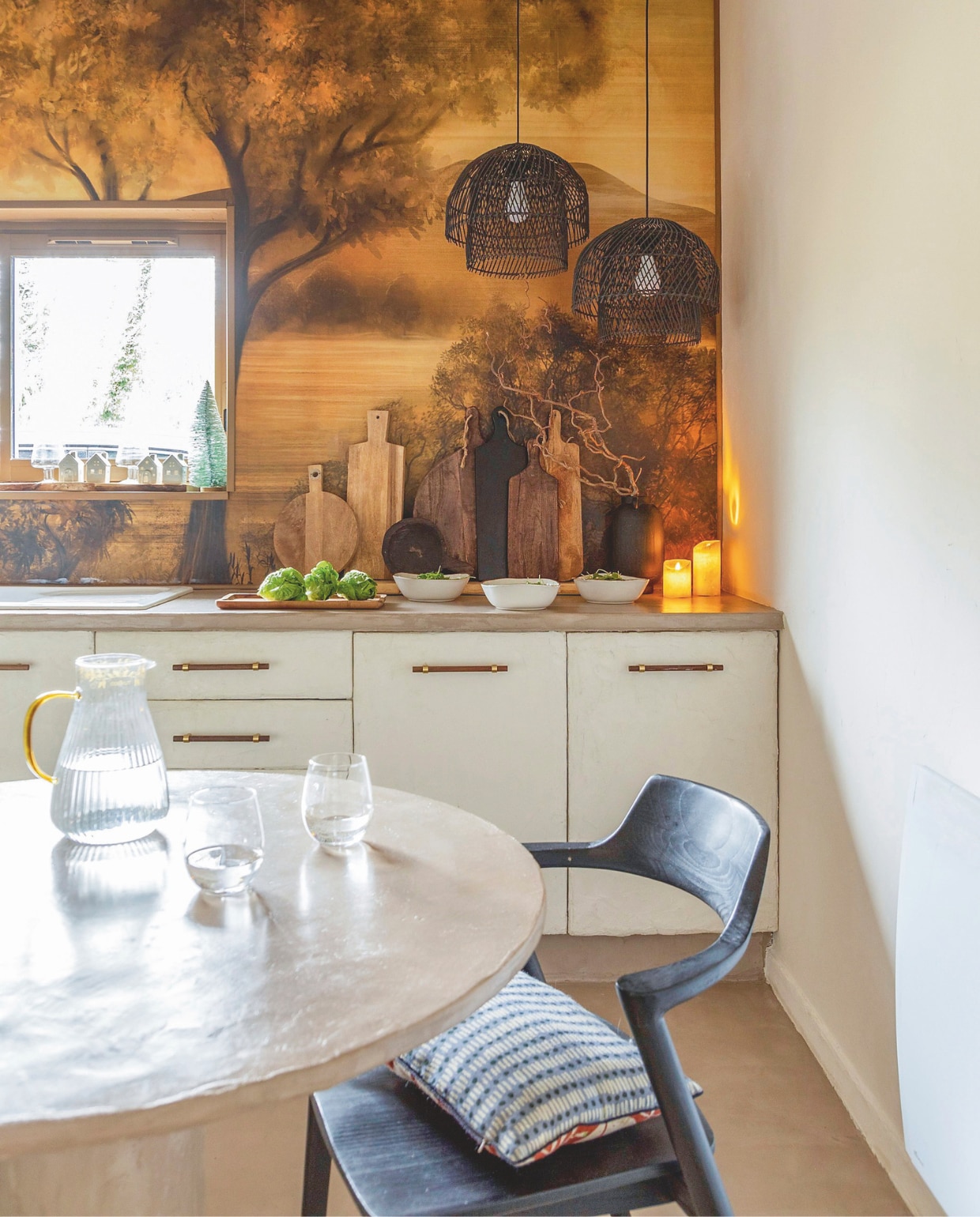 Behang Maison Déco. Lampen Atmosphera. Werkblad en vloer Maison Étanche. Zwarte snijplanken Floraux. Karaf L’Incroyable. Glazen Maxi Bazar. Schalen Alinéa. vtwonen Landelijk kerstspecial 2025 | styling Marie-Maud Levron | fotografie Cecile Perrinet Lhermitte  | tekstbewerking Britte Kramer