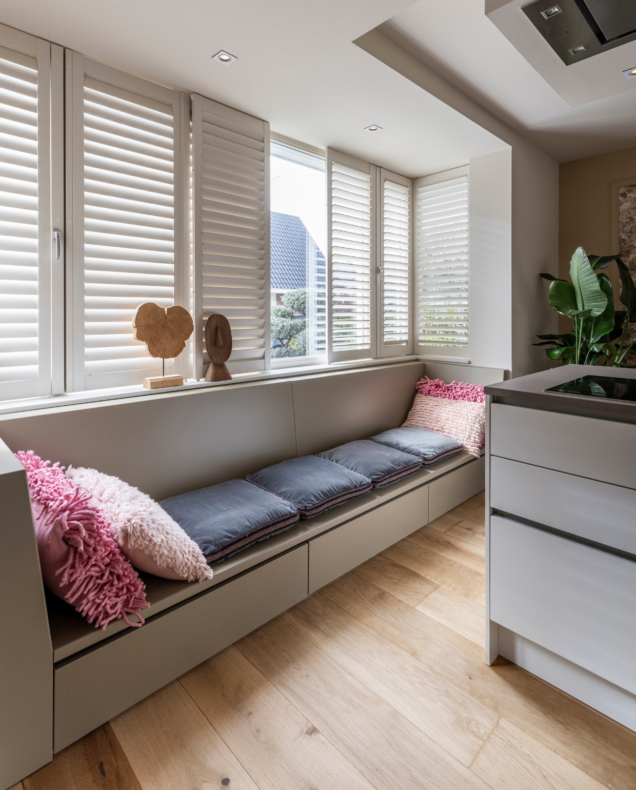 vtwonen Weer verliefd op je huis aflevering 7 seizoen 23 2025, stylist Marianne in Honselersdijk, erkerbank vtwonen Weer verliefd op je huis aflevering 7 seizoen 23 2025 | styling Marianne Luning | fotografie Margriet Hoekstra