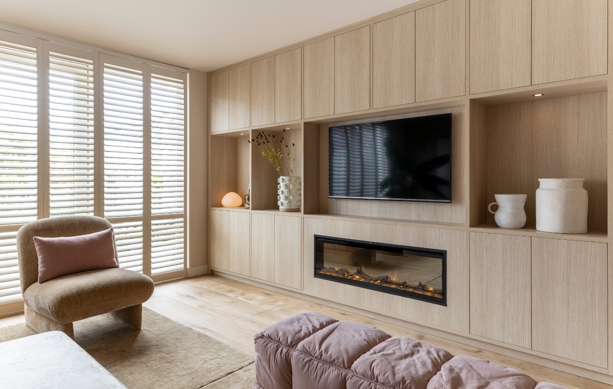 vtwonen Weer verliefd op je huis aflevering 7 seizoen 23 2025, stylist Marianne in Honselersdijk, wandkast vtwonen Weer verliefd op je huis aflevering 7 seizoen 23 2025 | styling Marianne Luning | fotografie Margriet Hoekstra