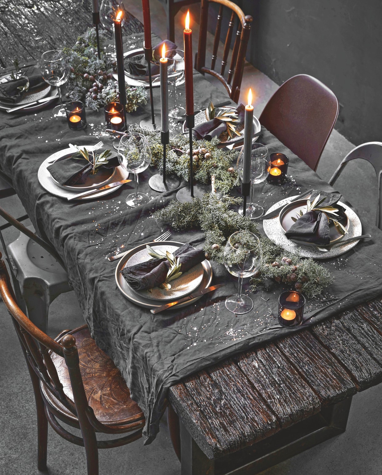Ciprestakken, olijftakken. vtwonen Landelijk kerstspecial | styling Moniek Visser | fotografie Peggy Janssen