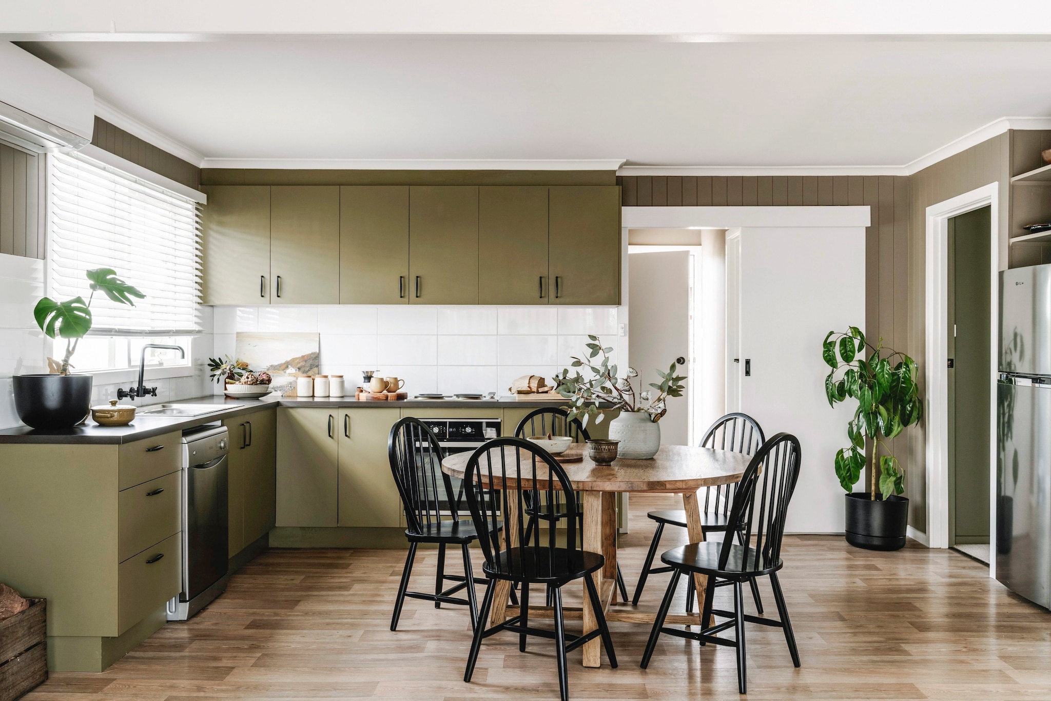De keuken zat al in het huis en kreeg een make-over met nieuwe wandtegels, grepen, apparatuur enkranen. Soortgelijk: tafel Westwing, Windsorstoelen Newport Home Interiors. vtwonen landelijk 10-2025 | productie Living Inside | fotografie Marnie Hawson