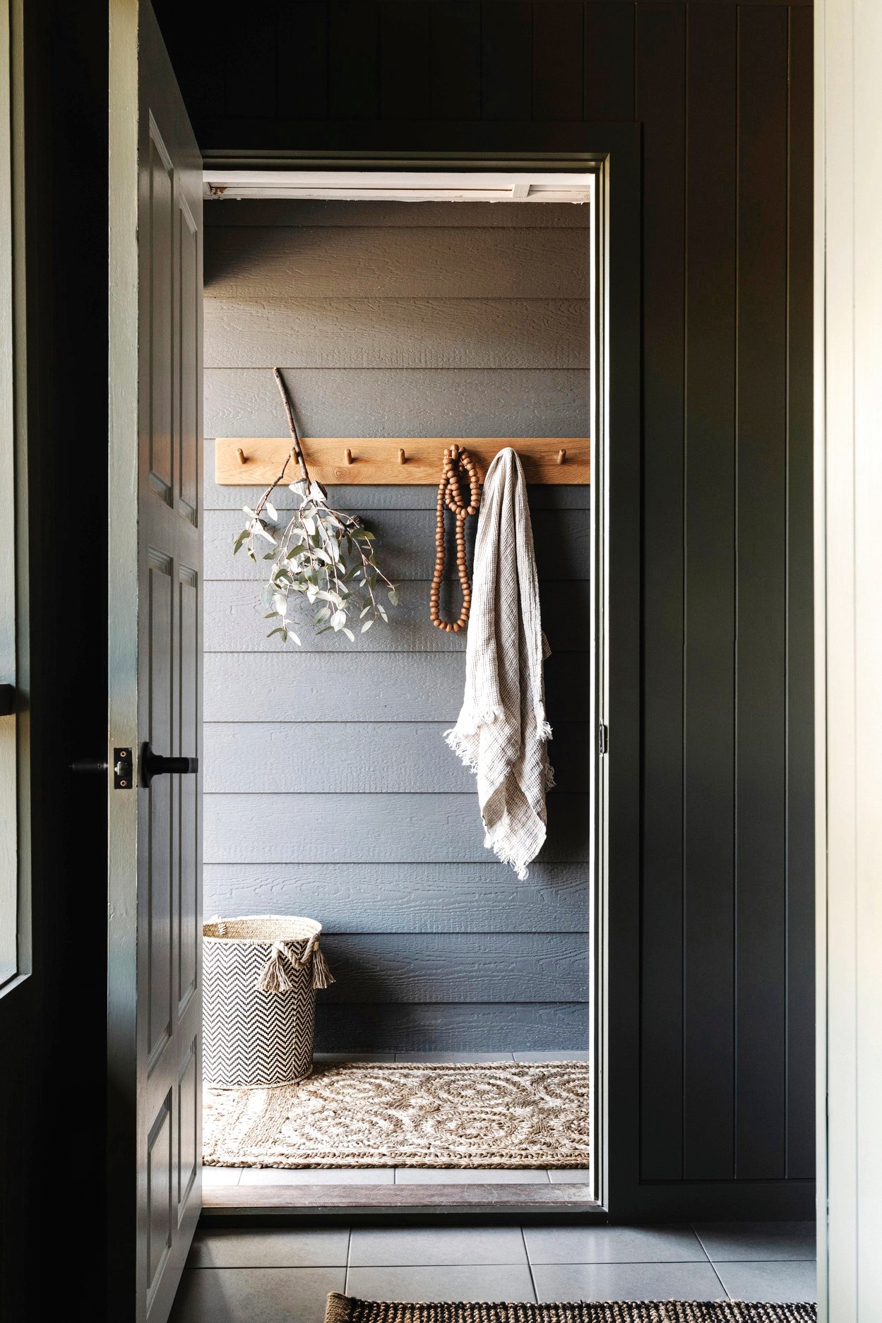 Soortgelijk: mand en vloerkleed Loods 5, kapstok manufactum.nl. vtwonen landelijk 10-2025 | productie Living Inside | fotografie Marnie Hawson