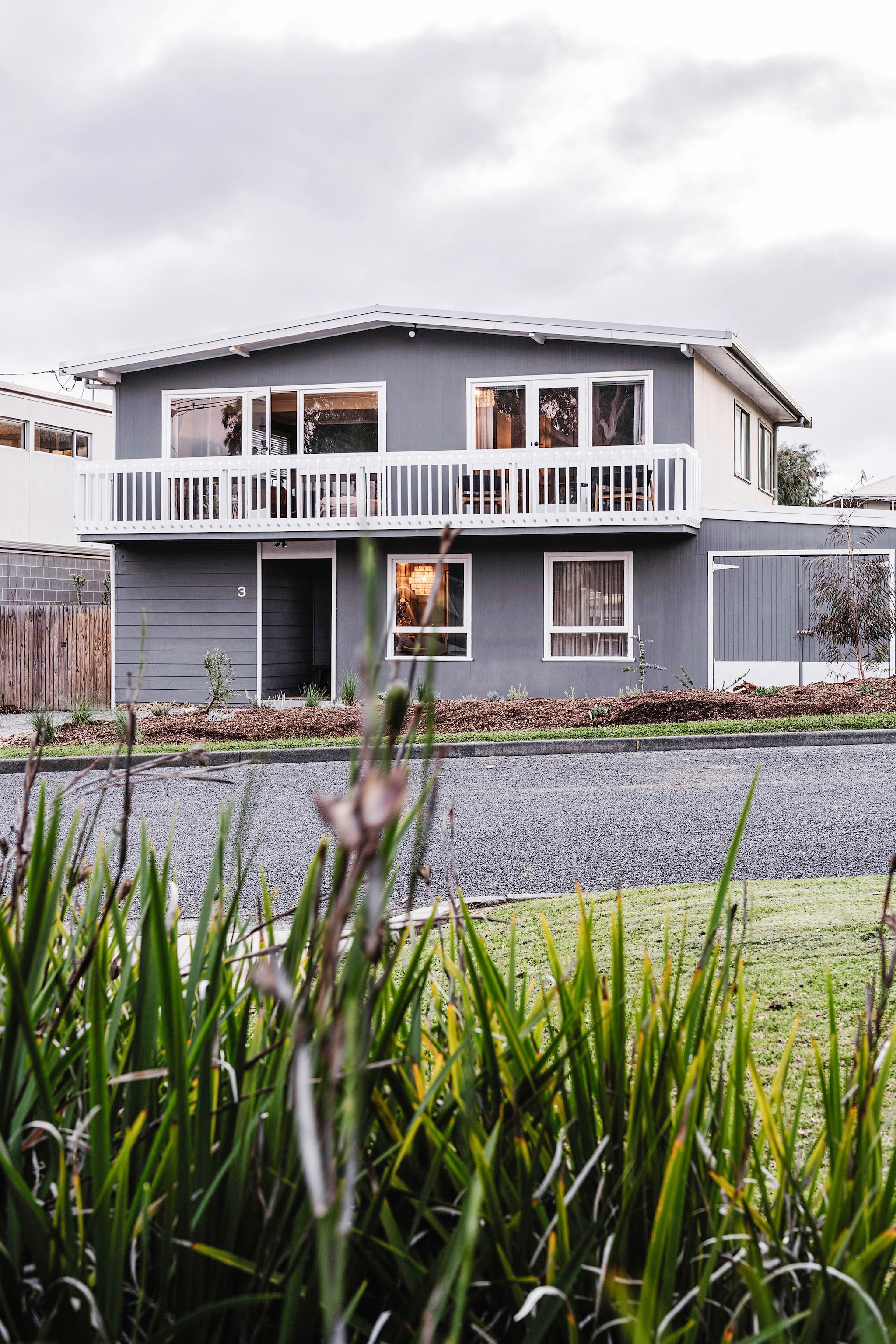 Het strandhuis dat Kathleen en Robert vijf jaar geleden kochten en compleet renoveerden. vtwonen landelijk 10-2025 | productie Living Inside | fotografie Marnie Hawson