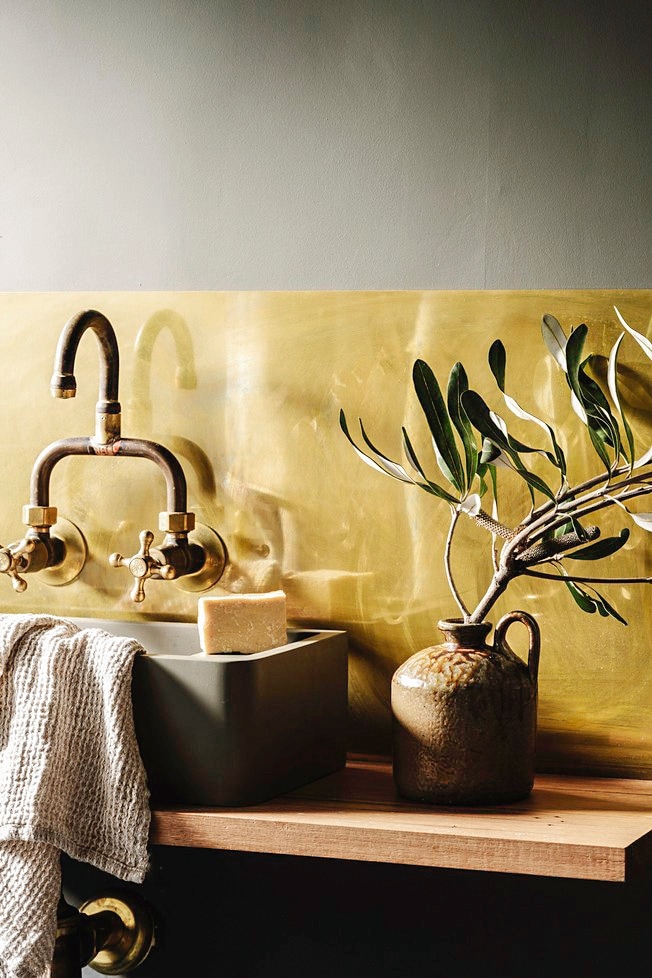Messing kraan The Classic House. vtwonen landelijk 10-2025 | productie Living Inside | fotografie Marnie Hawson