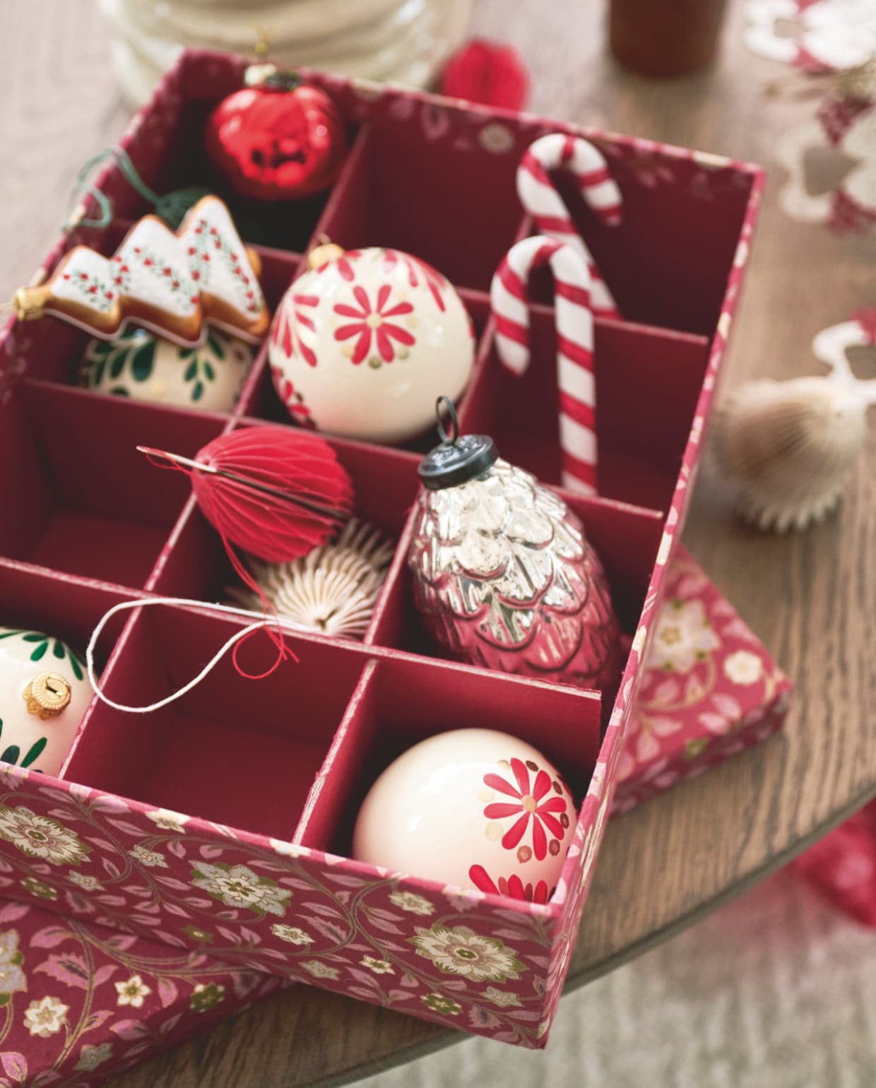 Dagmara kerstballen My Christmas, glas, crème met rode en groene bloemmotieven, set van 4 stuks € 35,90, kerstornament Candy Canes, glas, rood en wit, set van 2 stuks € 15,90 (shop.vtwonen.nl). Bungalow kerstornamenten, appel, glas € 10,-, kerstman, papier, set van 2 stuks € 16,-, ornamenten, papier, wit, set van 3 stuks € 16,25, dennenappels, glas, zilver € 19,- (bungalow.dk). vtwonen kerstspecial | styling Danielle Verheul | fotografie Sjoerd Eickmans