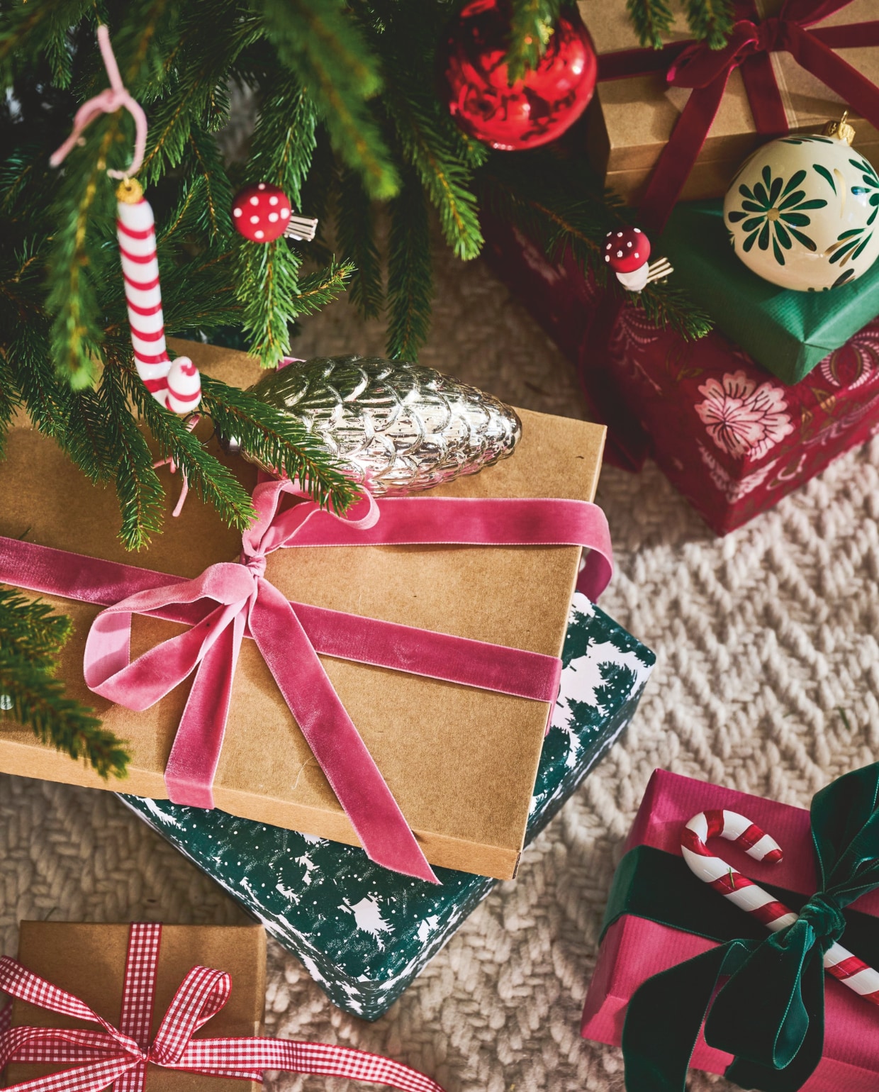 Dagmara kerstornament Candy Canes, glas, set van 2 € 15,90 (shop.vtwonen.nl). Bungalow kerstornamenten, klem paddenstoel, glas, set van 4 € 21,25, appel, glas € 10,-, dennenappels, glas, zilver € 19,-, opbergdozen, rood en roze met illustraties, set van 2 € 53,75 (bungalow.dk). Leuk verpakt inpakpapier dennenbomen € 3,25 (leukverpakt.nl). Overig privébezit. vtwonen special Kerstboek 2025 | styling Danielle Verheul | fotografie Sjoerd Eickmans