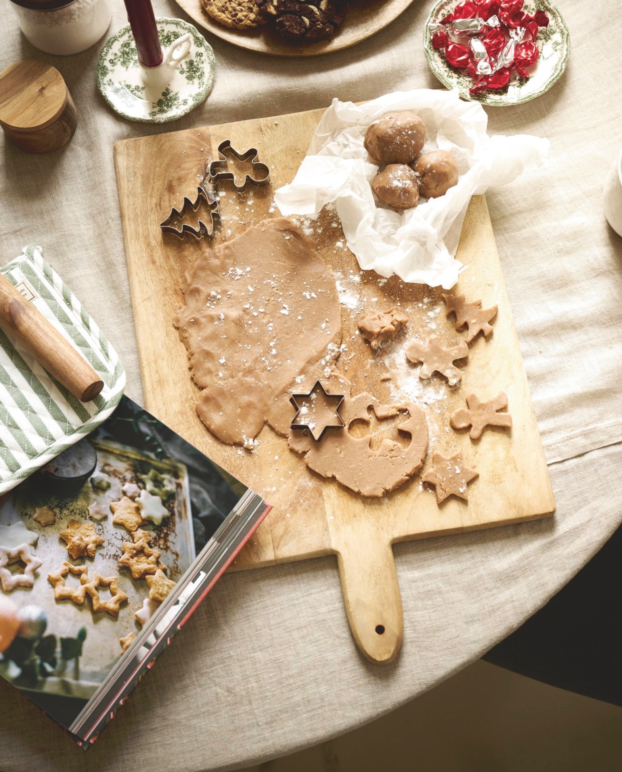 De wereld van snor boek Jingle Belly € 26,99 (dewereldvansnor.nl). Zara Home kandelaar, porselein € 11,99, bord, porselein € 6,99 (zarahome.com). Søstrene Grene deegroller, hout € 8,28 (sostrenegrene.com). Overig privébezit. vtwonen kerstspecial 2025 | styling Danielle Verheul | fotografie Sjoerd Eickmans