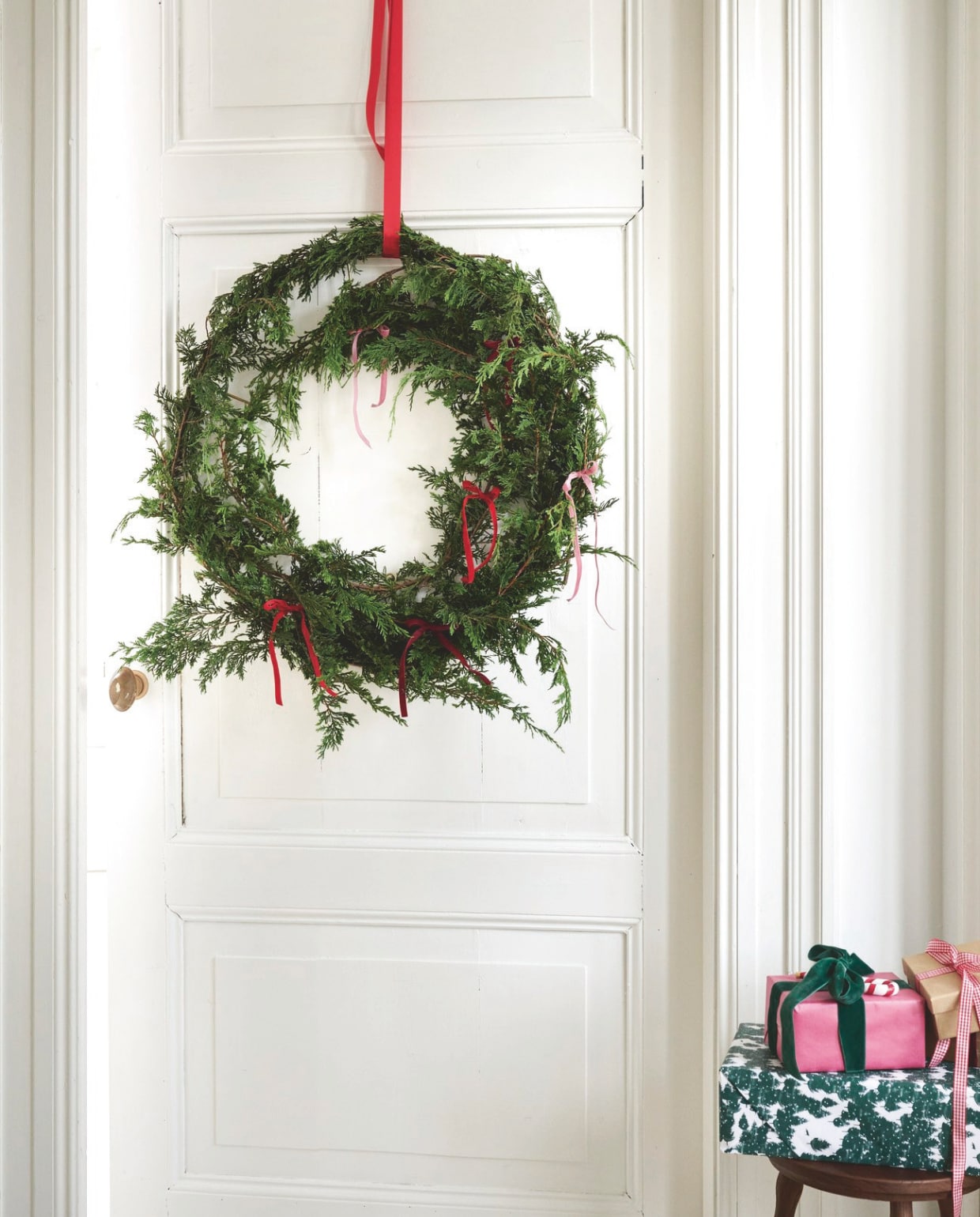 Zara Home kruk, iepenhout, bruin, 3-x45 cm € 79,99 (zarahome.com). vtwonen kerstspecial 2025 | styling Danielle Verheul | fotografie Sjoerd Eickmans