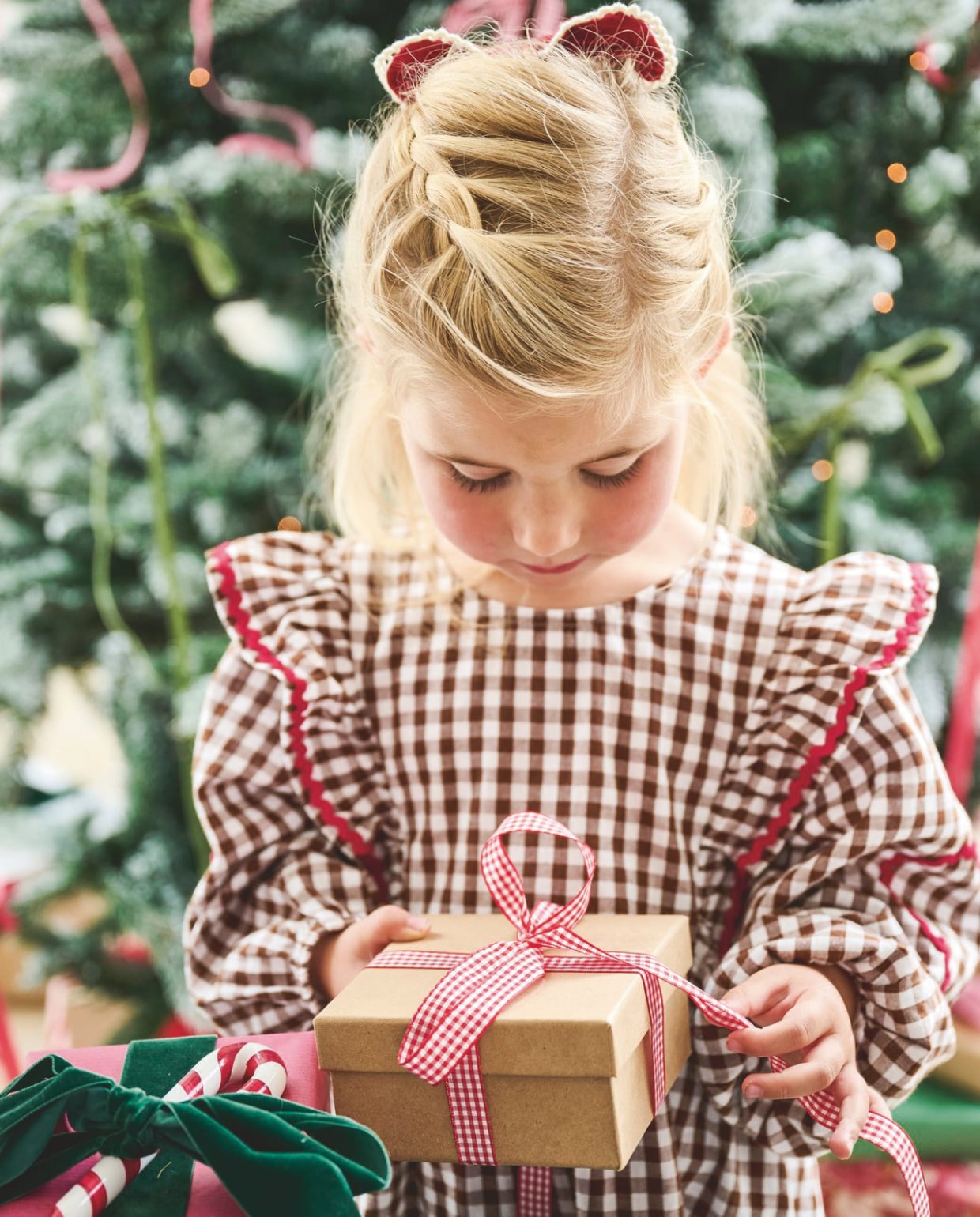 Sissel Edelbo jurk (sissel-edelbo.com). vtwonen kerstspecial 2025 | styling Danielle Verheul | fotografie Sjoerd Eickmans