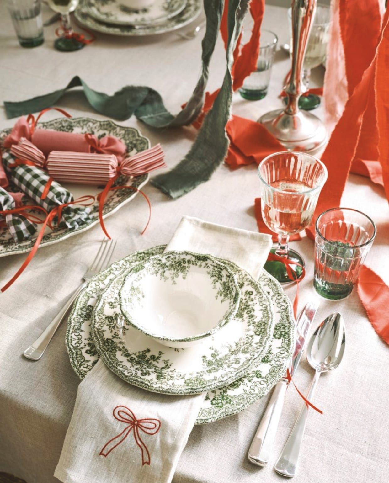 Zara Home servies, porselein, groen, per stuk vanaf € 6,99, waterglazen € 3,99, wijnglazen € 3,99, tafelkleed, linnen € 69,99 (zarahome.com). Kleding Helena (moeder): Bellerose vest (orangebag.nl), Zara rok (zara.com). Kleding Sebastien (vader): Massimo Dutti trui, wol, jeans, schoenen (massimodutti.com). Kleding Willemijn (oma): Massimo Dutti rok, blouse, spencer (massimodutti.com). Kleding Charlie (zoon): Zara blouse, broek (zara.com). Kleding Phie (oudste dochter): Marmar Copenhagen jurk (marmarcopenhagen.com). Kleding Saar (jongste dochter): Sissel Edelbo jurk (sissel-edelbo.com). vtwonen kerstspecial 2025 | styling Danielle Verheul | fotografie Sjoerd Eickmans