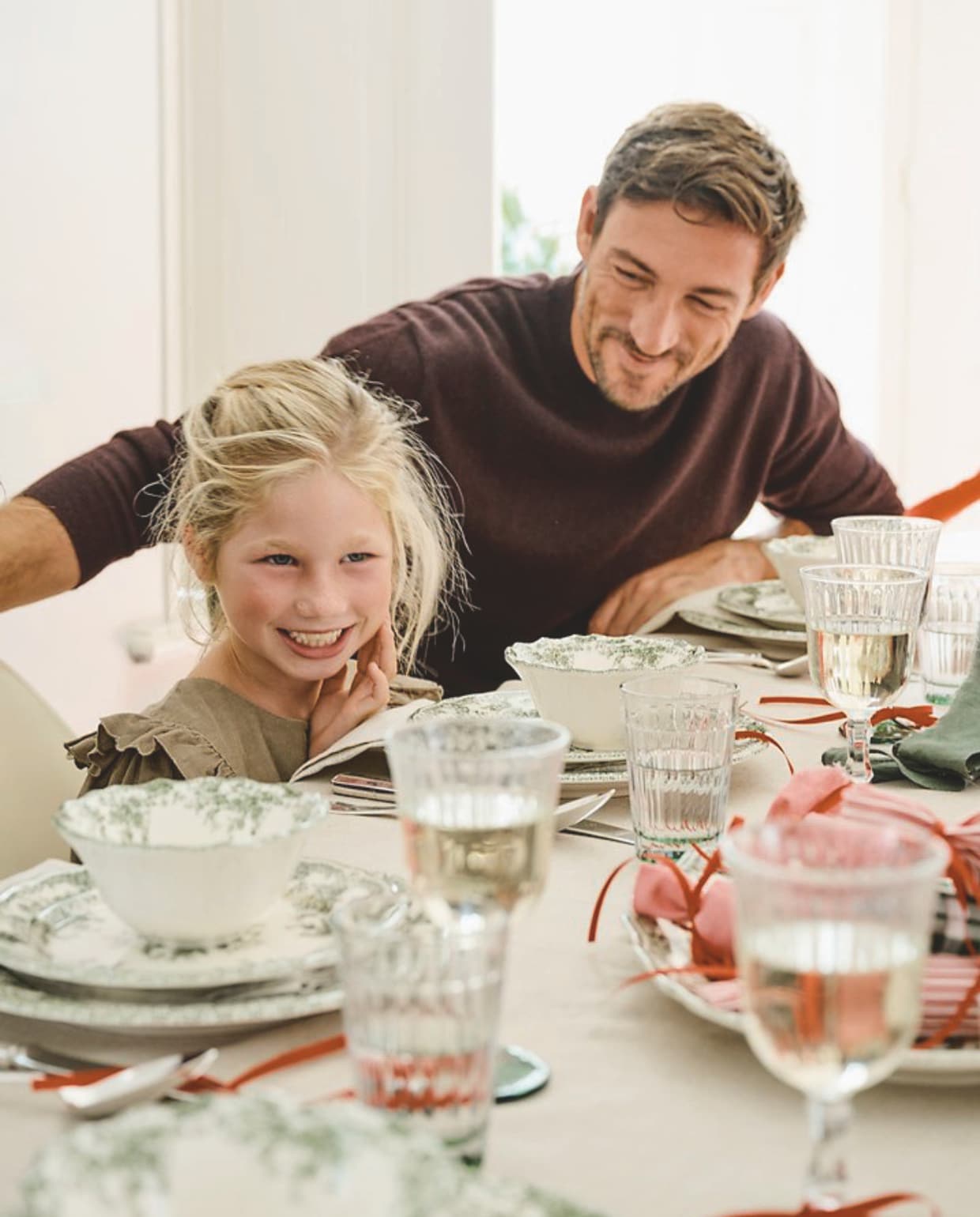 Zara Home servies, porselein, groen, per stuk vanaf € 6,99, waterglazen € 3,99, wijnglazen € 3,99, tafelkleed, linnen € 69,99 (zarahome.com). Kleding Helena (moeder): Bellerose vest (orangebag.nl), Zara rok (zara.com). Kleding Sebastien (vader): Massimo Dutti trui, wol, jeans, schoenen (massimodutti.com). Kleding Willemijn (oma): Massimo Dutti rok, blouse, spencer (massimodutti.com). Kleding Charlie (zoon): Zara blouse, broek (zara.com). Kleding Phie (oudste dochter): Marmar Copenhagen jurk (marmarcopenhagen.com). Kleding Saar (jongste dochter): Sissel Edelbo jurk (sissel-edelbo.com). vtwonen kerstspecial 2025 | styling Danielle Verheul | fotografie Sjoerd Eickmans