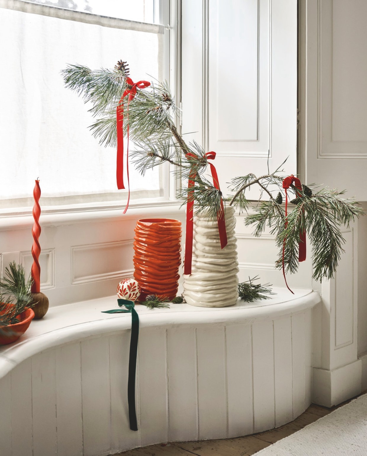 J-line schaal, papier-maché, rood, set van 3 € 138,-, Originalhome bolkandelaar, hout € 14,95, kaars, gedraaid, rood-roze € 9,95, Dagmara kerstballen My Christmas, glas, crème met rode bloemmotieven, set van 4 € 35,90 (shop.vtwonen.nl). Zara Home vazen, porselein, rood, 17x16x26,5 cm € 49,99, gebroken wit € 59,99 (zarahome.com). vtwonen kerstspecial | styling Danielle Verheul | fotografie Sjoerd Eickmans