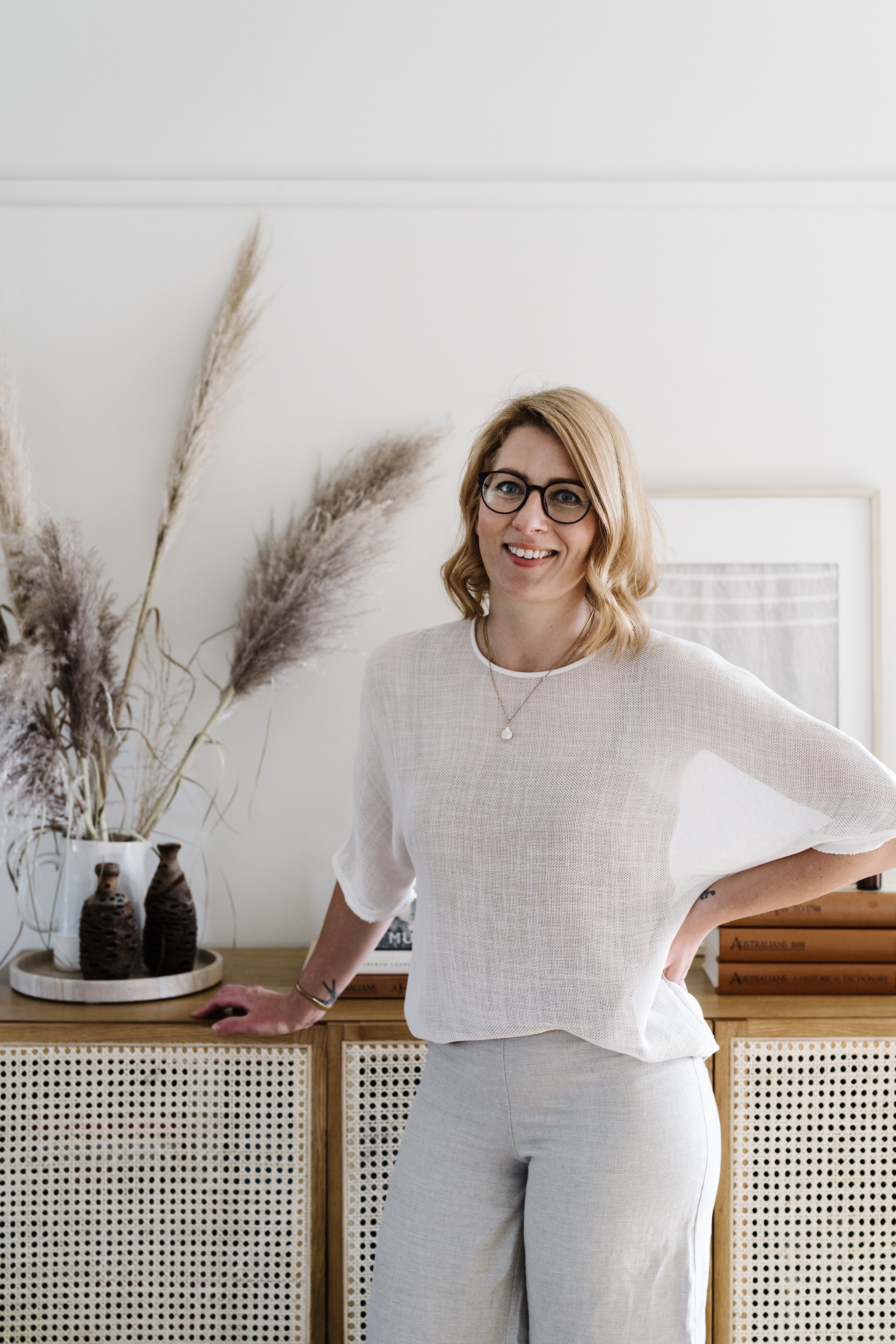 Rotan dressoir Lounge Lovers. Kunstwerk gemaakt door Gemma. Boeken Royal Historical Society of Australia. vtwonen Landelijk 02-2026 | fotografie Marnie Hawson | productie Living Inside