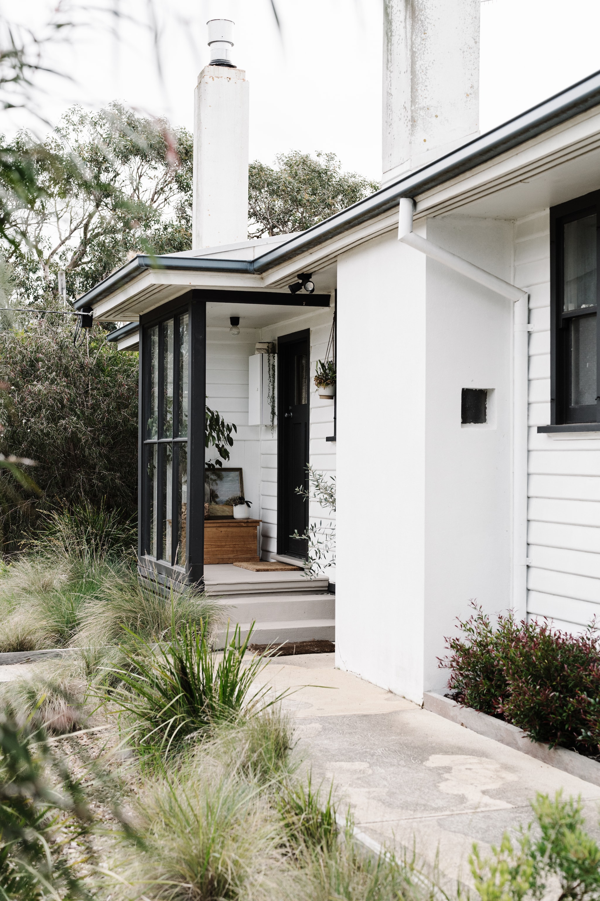 Bij de entree staat een oude familiekist. Soortgelijke kist Gaiot van Kollected. vtwonen Landelijk 02-2026 | fotografie Marnie Hawson | productie Living Inside