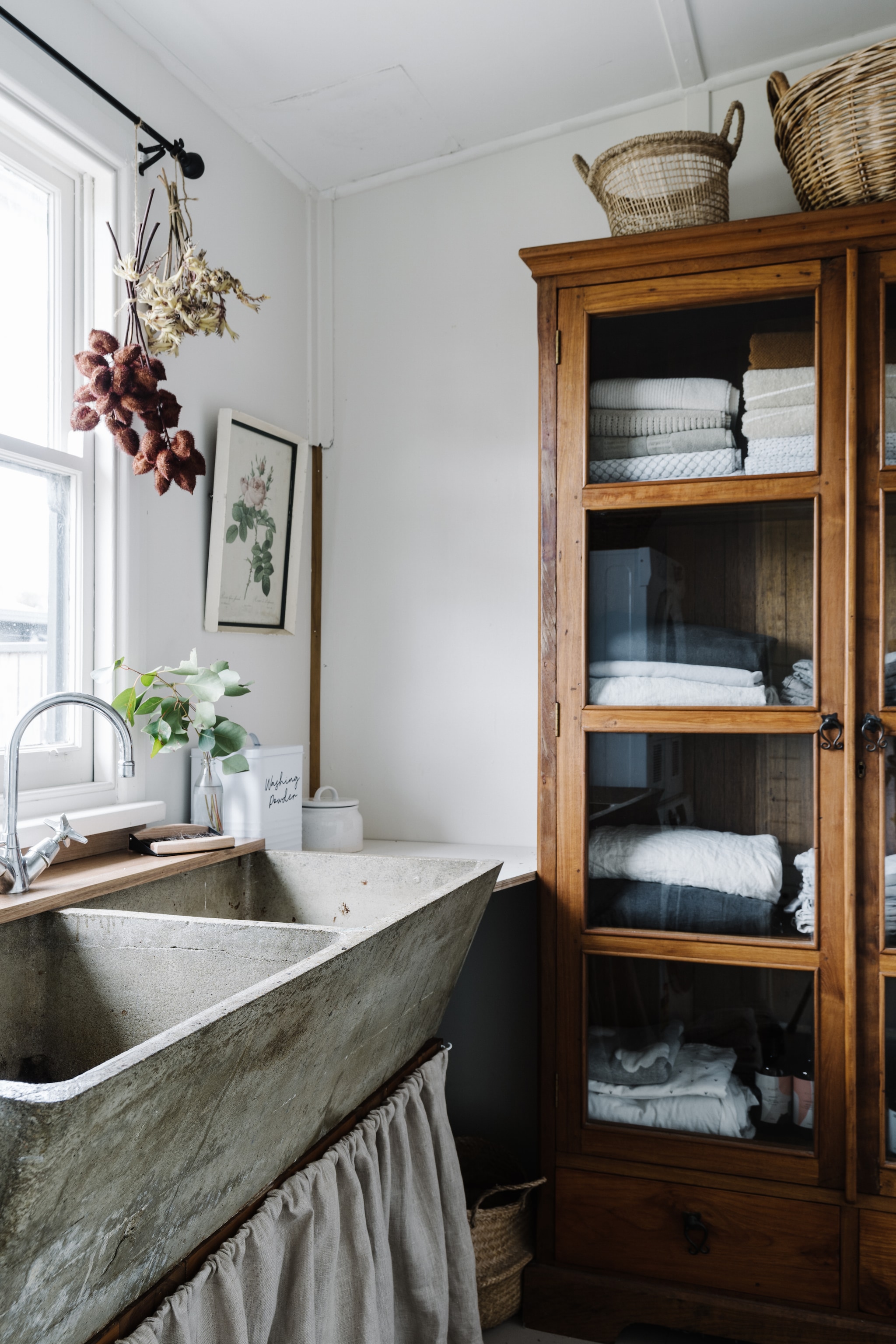 De betonnen wasbak ontdekten Gemma en Matt toevallig toen ze langs een pand liepen dat gesloopt werd. Linnenkast via Facebook Marketplace. vtwonen Landelijk 02-2026 | fotografie Marnie Hawson | productie Living Inside