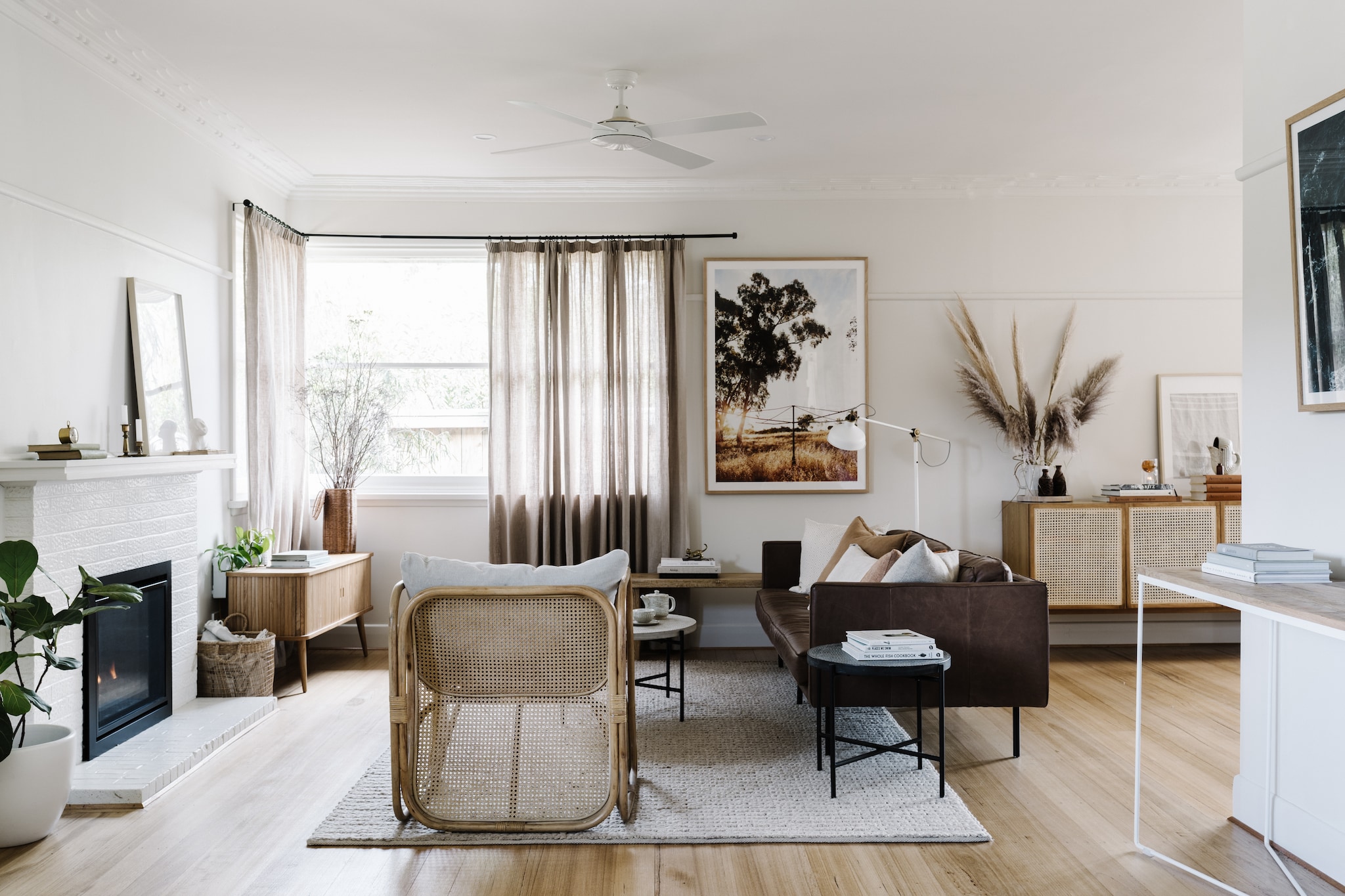 Bank en dressoir Lounge Lovers. Stoel Bunnings. Kunstwerk Kara Rosenlund. Soortgelijke bijzettafels Rengo van Light & Living. vtwonen Landelijk 02-2026 | fotografie Marnie Hawson | productie Living Inside