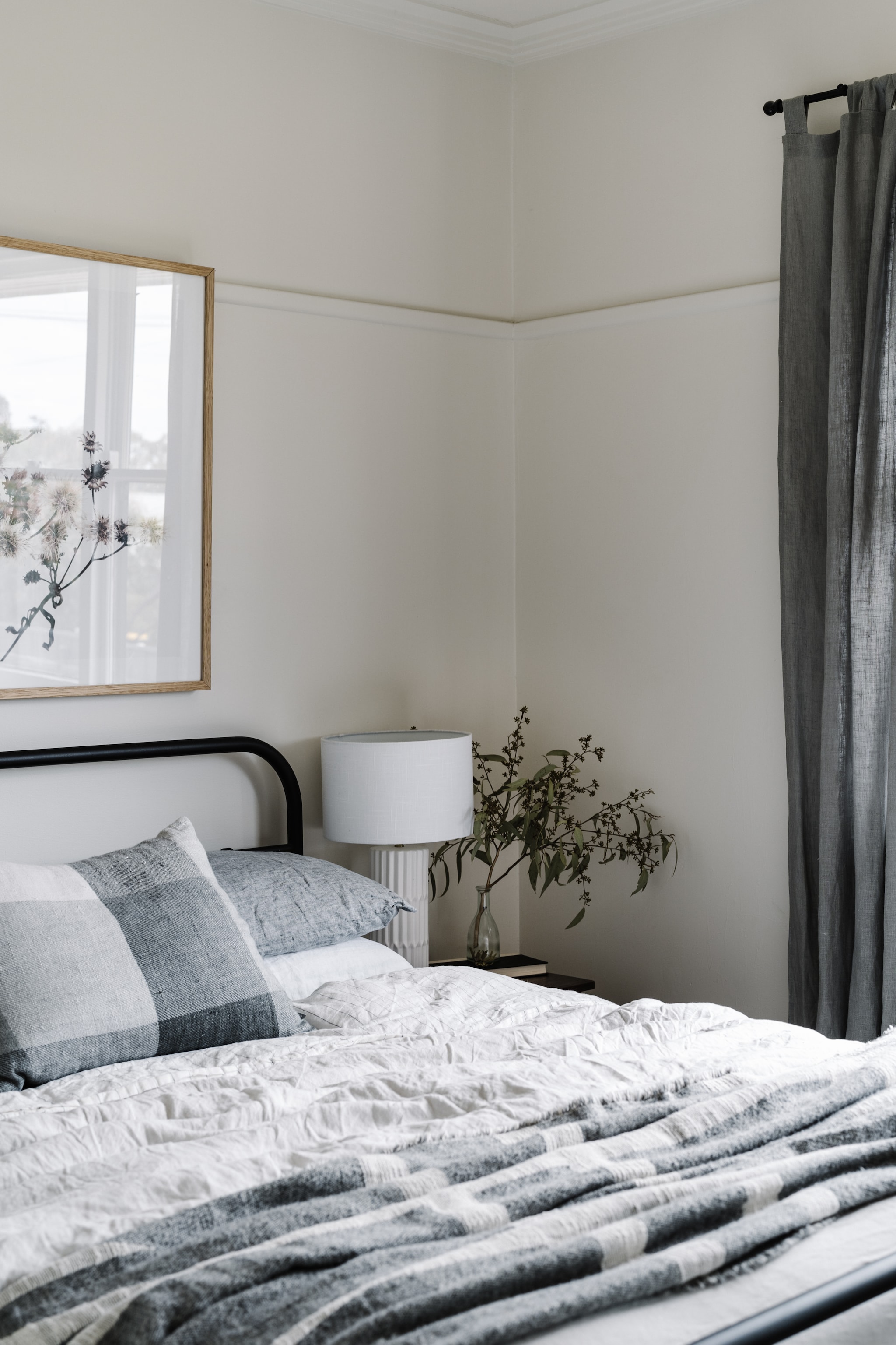 Linnen lakens Cultiver. Wandkleed theedoek van Kara Rosenlund. Soortgelijke lamp Octavian bij Sklum. Bed Original Bed Co. vtwonen Landelijk 02-2026 | fotografie Marnie Hawson | productie Living Inside