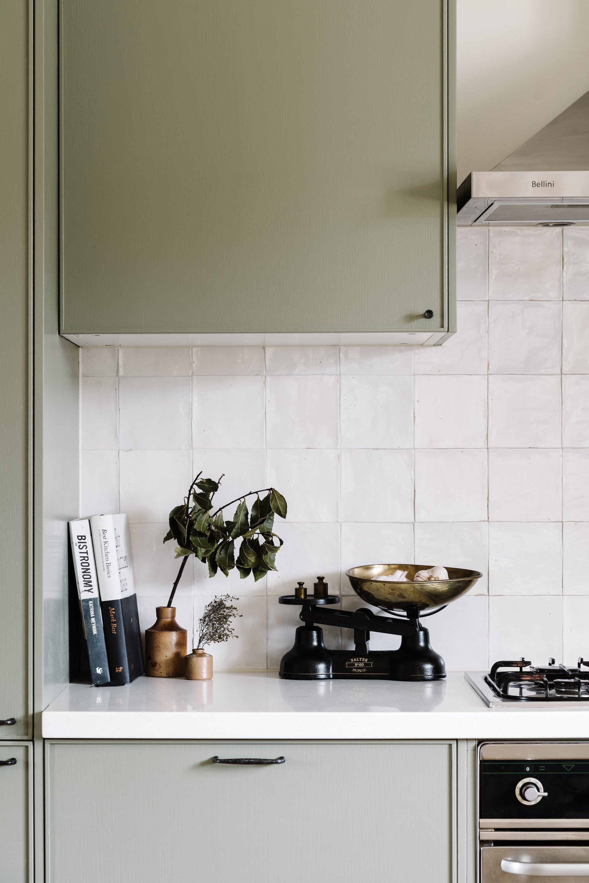 Keuken Ikea, geverfd in kleur Paris Creek van Dulux. De achterwand is bekleed met zelliges-tegels. Tafel tweedehands vondst.  Bentwood-stoelen via Facebook Marketplace. vtwonen Landelijk 02-2026 | fotografie Marnie Hawson | productie Living Inside