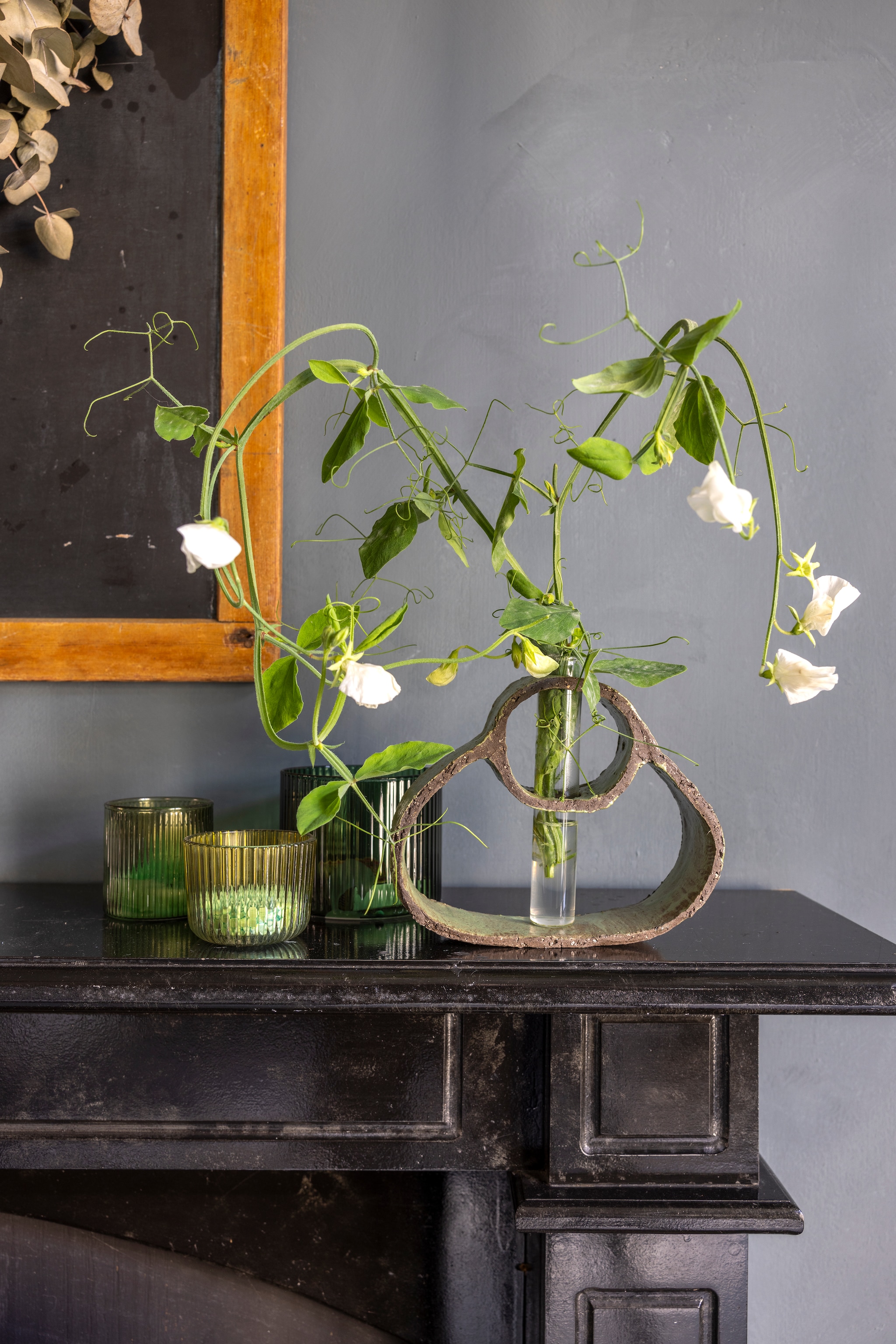 Vaas Wendy van Dijk. Schouw van de veiling in Haarlem. Waxinelichthouders Hema. vtwonen Landelijk 02-2026 | fotografie Anneke Gambon