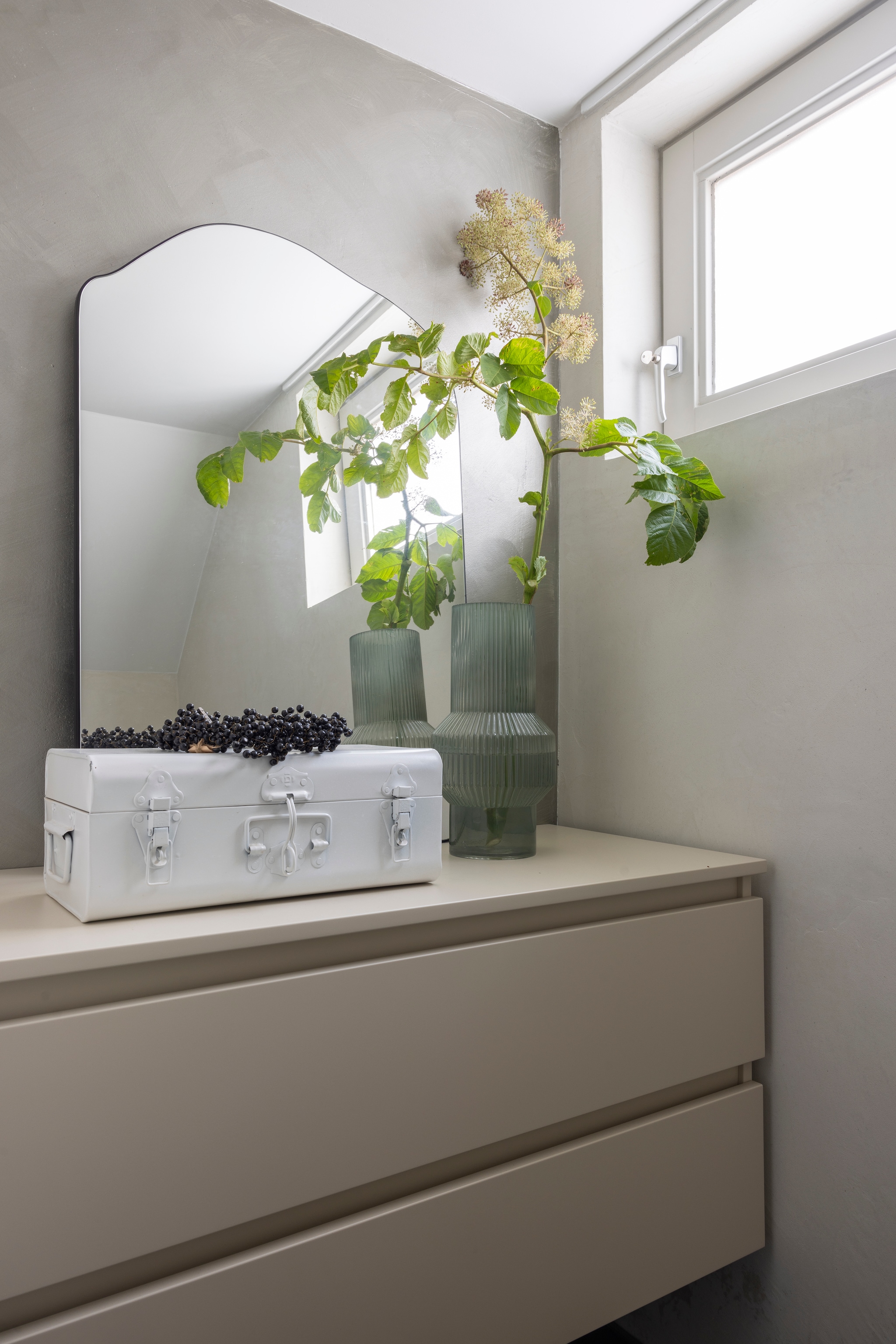 Toiletmeubel Brauer. Spiegel Zara Home. Witte kist Hübsch. Vaas Light & Living. vtwonen Landelijk 02-2026 | fotografie Anneke Gambon