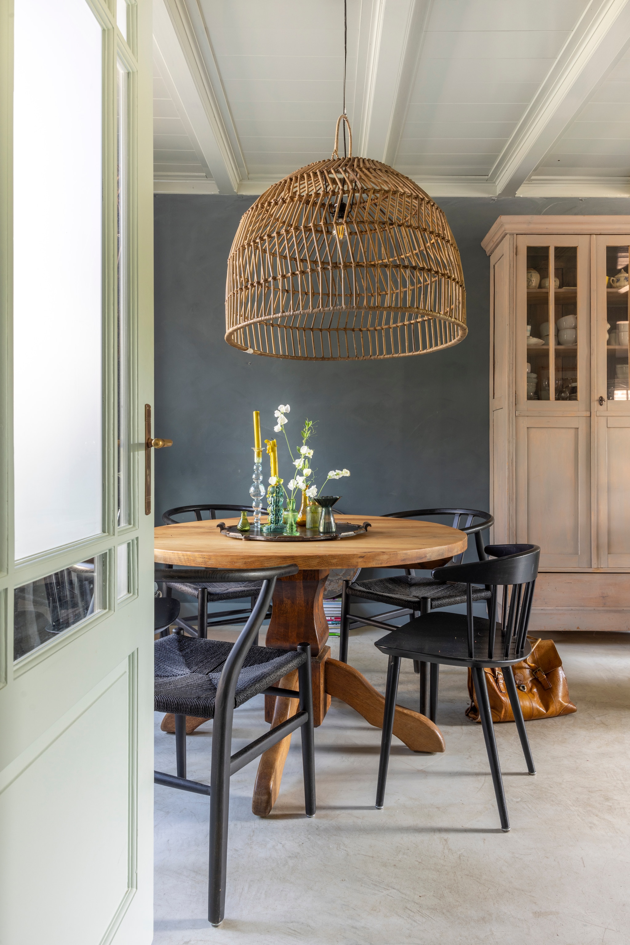 Eettafel erfstuk. Dienblad De Baanbreker. Vaasjes en kandelaars Weldaad. Stoelen Hay. Lamp Netty de Groot. Kast Lotus. Vloer beton ciré. Plafondkleur Sea Foam en muurkleur Oxford Blue van Pure & Original. Deurkleur Krijt van l’Authentique . vtwonen Landelijk 02-2026 | fotografie Anneke Gambon
