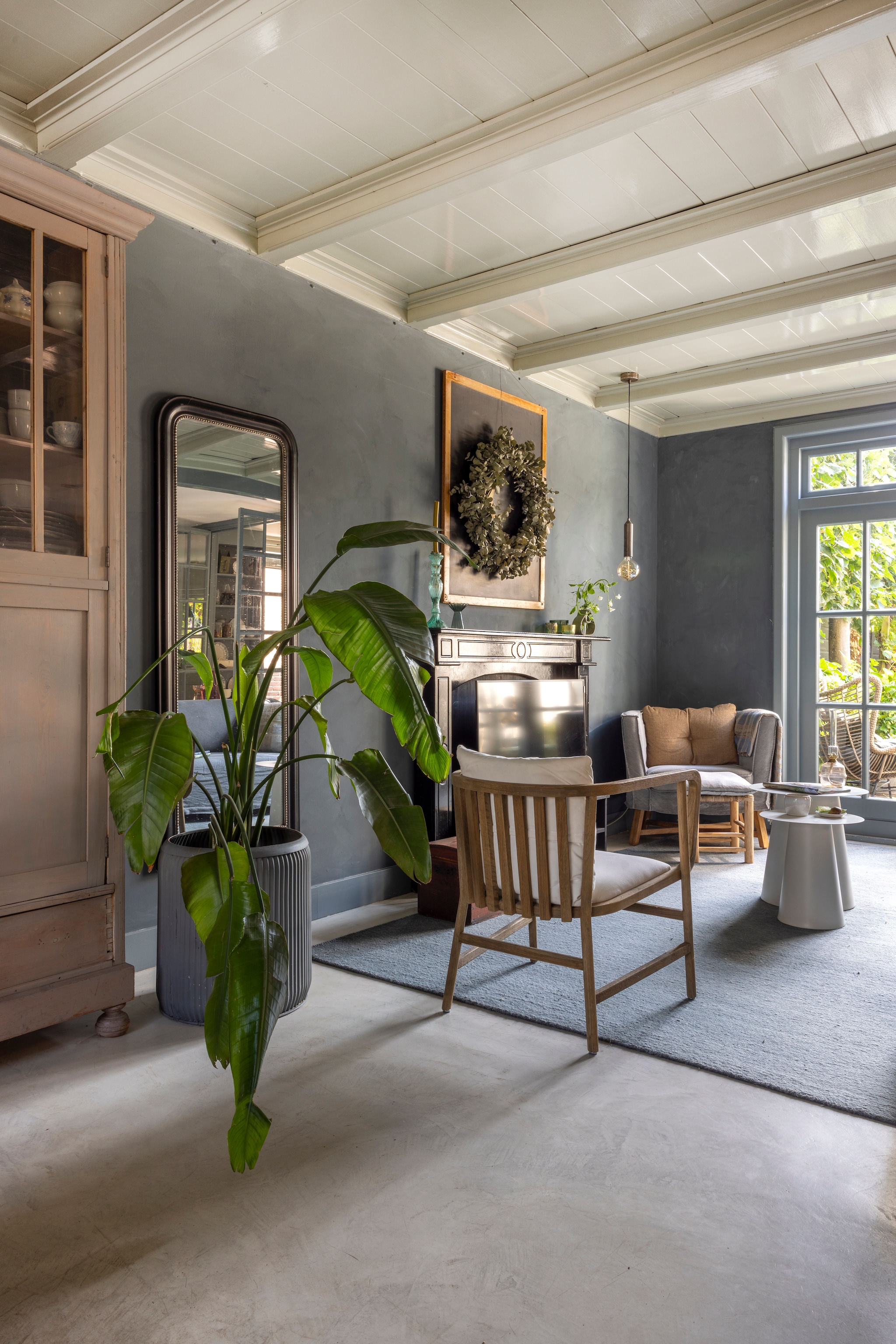 Spiegel House Doctor. Stoel Leeff. Kast Lotus. Plafondkleur Sea Foam en muurkleur Oxford Blue van Pure & Original. vtwonen Landelijk 02-2026 | fotografie Anneke Gambon