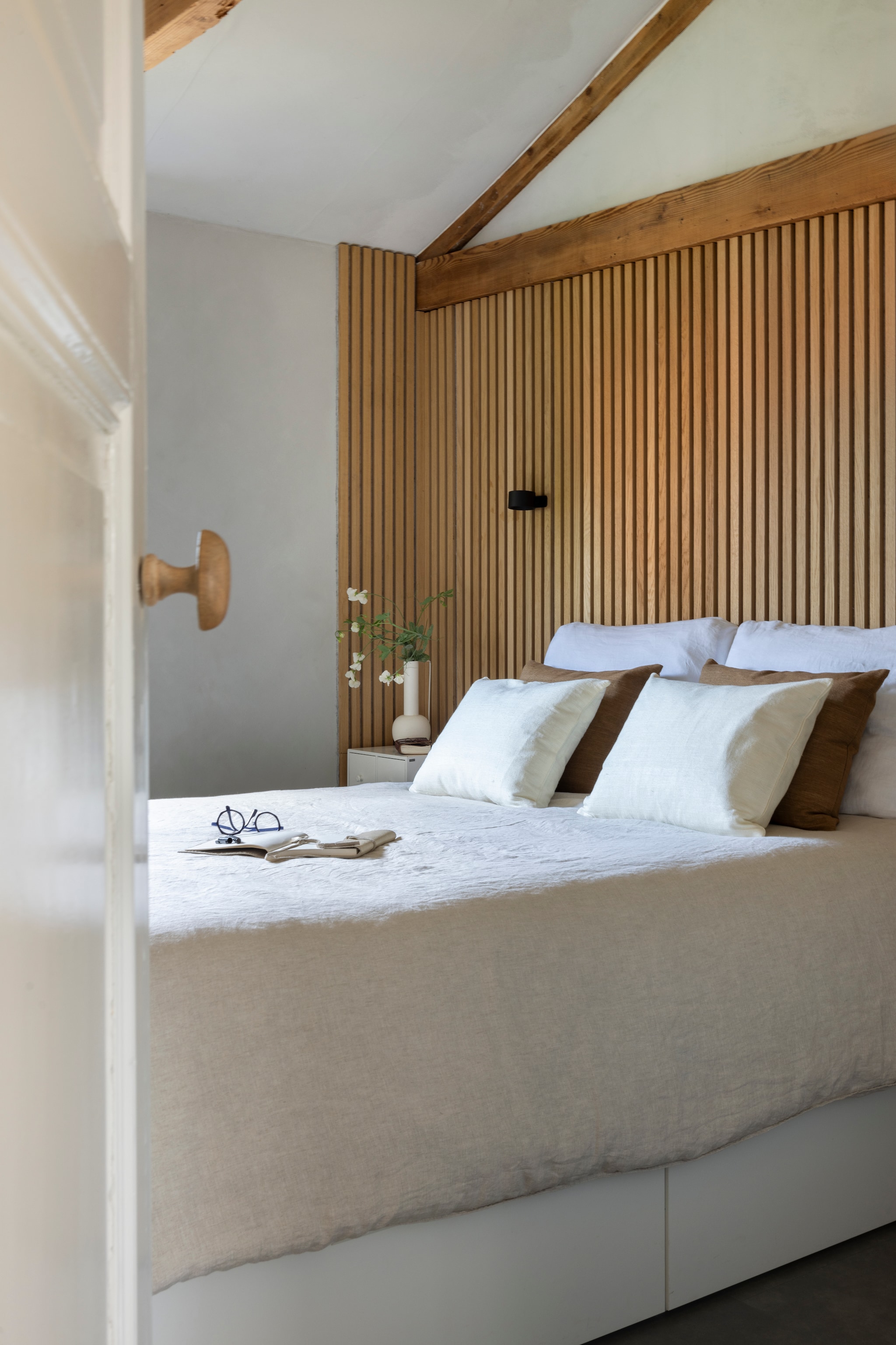 Linnen beddengoed Zara Home. Akoestische panelen Woodupp. Kussens Ml Fabrics. Wandlampje Rietveld Licht. Vaas Light & Living. vtwonen Landelijk 02-2026 | fotografie Anneke Gambon