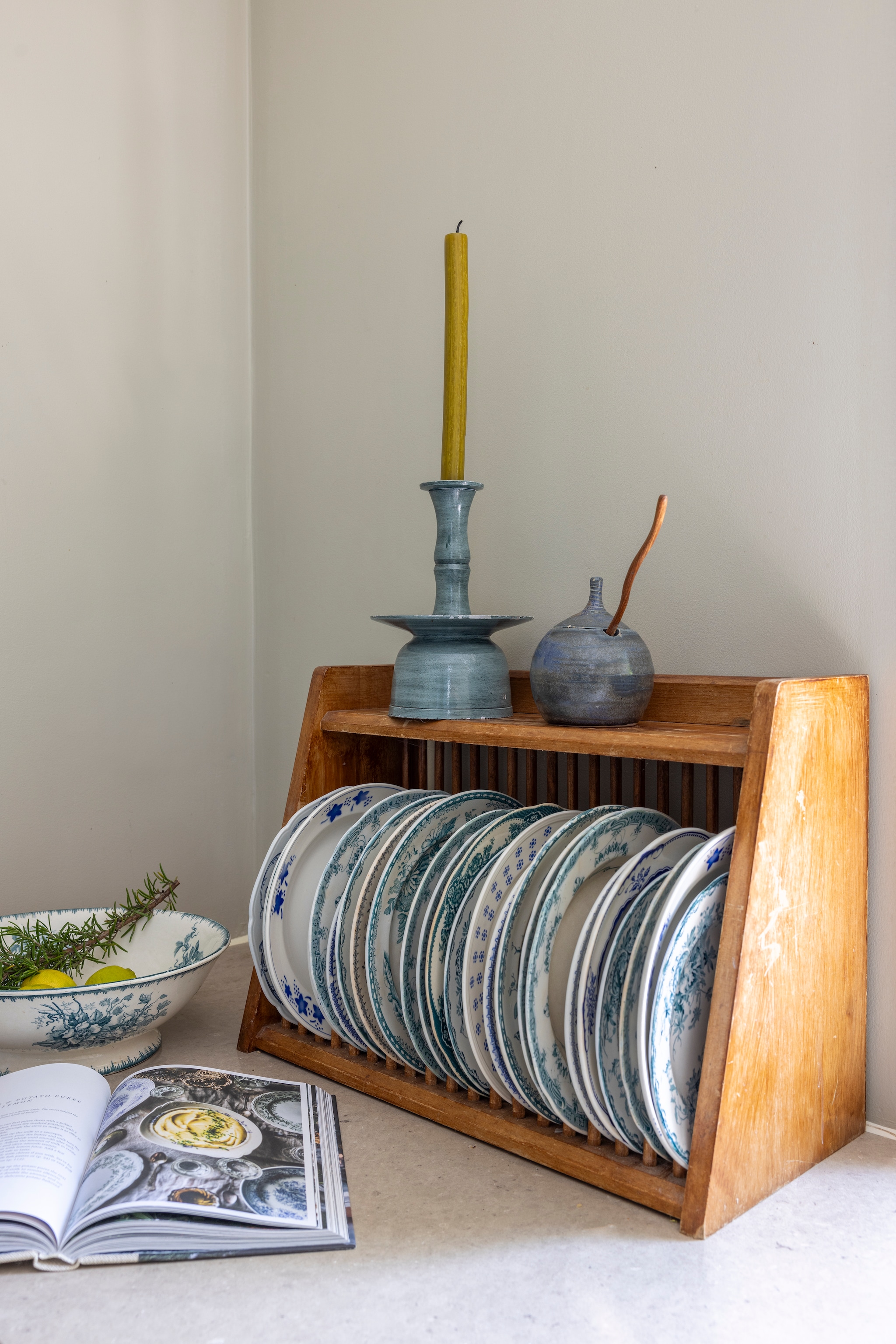 Bordenrek tweedehands uit Zweden. Kandelaar vtwonen. Potje souvenir uit Zweden. Schalen Zweeds antiek. vtwonen Landelijk 02-2026 | fotografie Anneke Gambon