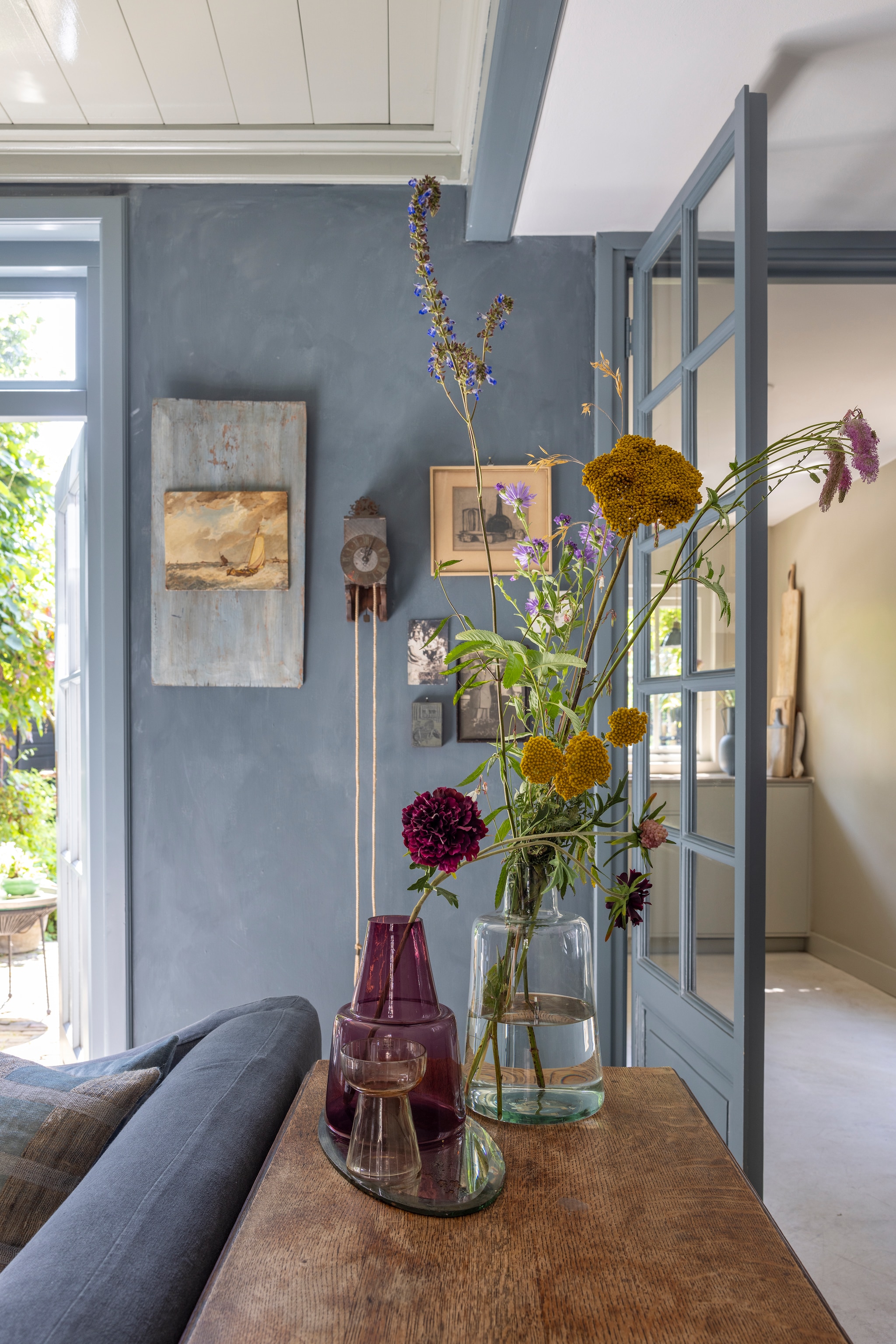 Bank Gijs van l’Authentique. Kussen Ml Fabrics. Bijzettafel souvenir uit Zweden. vtwonen Landelijk 02-2026 | fotografie Anneke Gambon