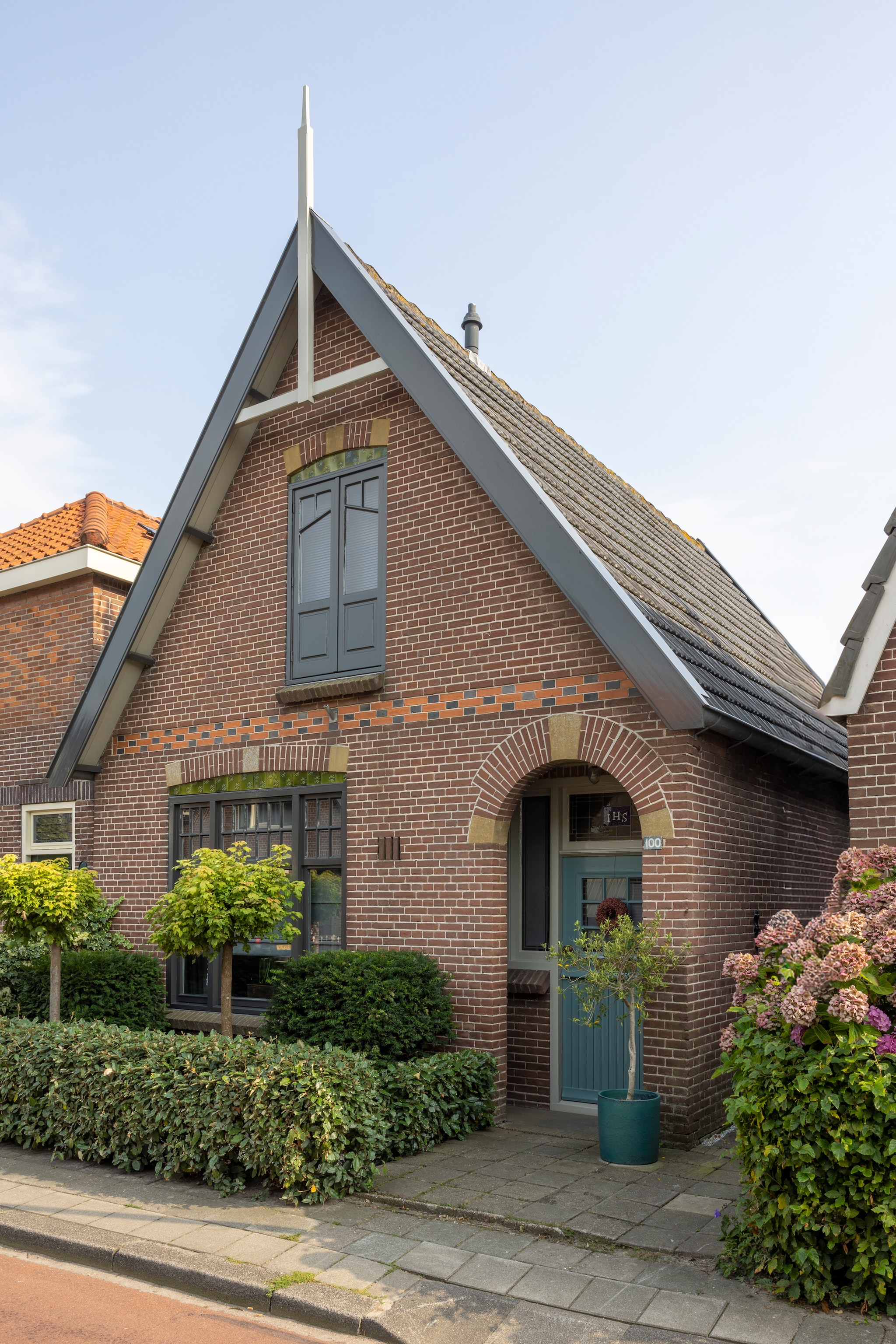 Het 100 jaar oude renteniershuis. Kleur houtwerk Storm en Tuinkamer van  l’Authentique. Kleur voordeur eigen mengsel van Jayne. vtwonen Landelijk 02-2026 | fotografie Anneke Gambon