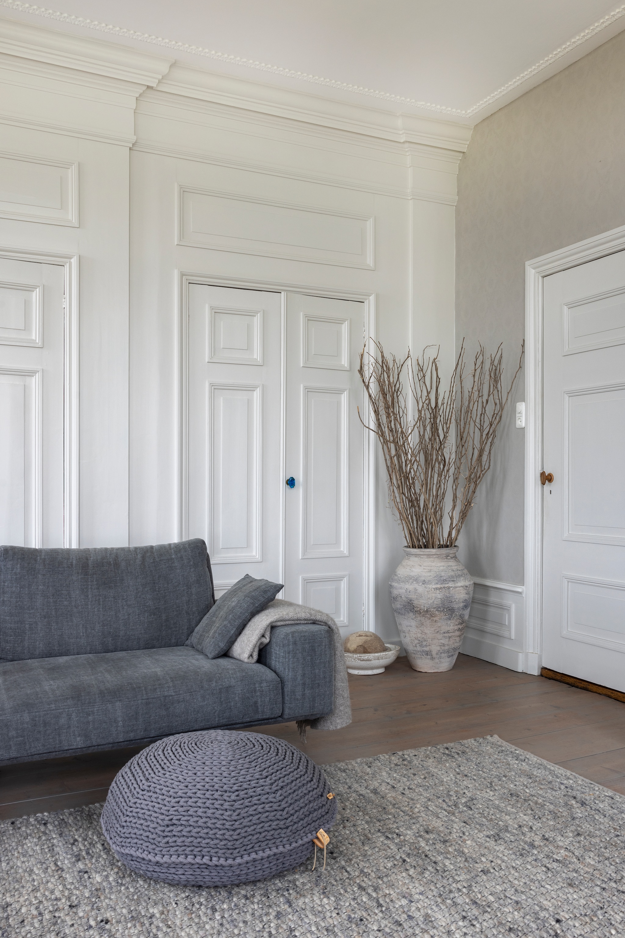 Poef WenKR8. Achter de paneeldeuren gaat de originele bedsteewand schuil. vtwonen Landelijk 02-2026 | fotografie Anneke Gambon