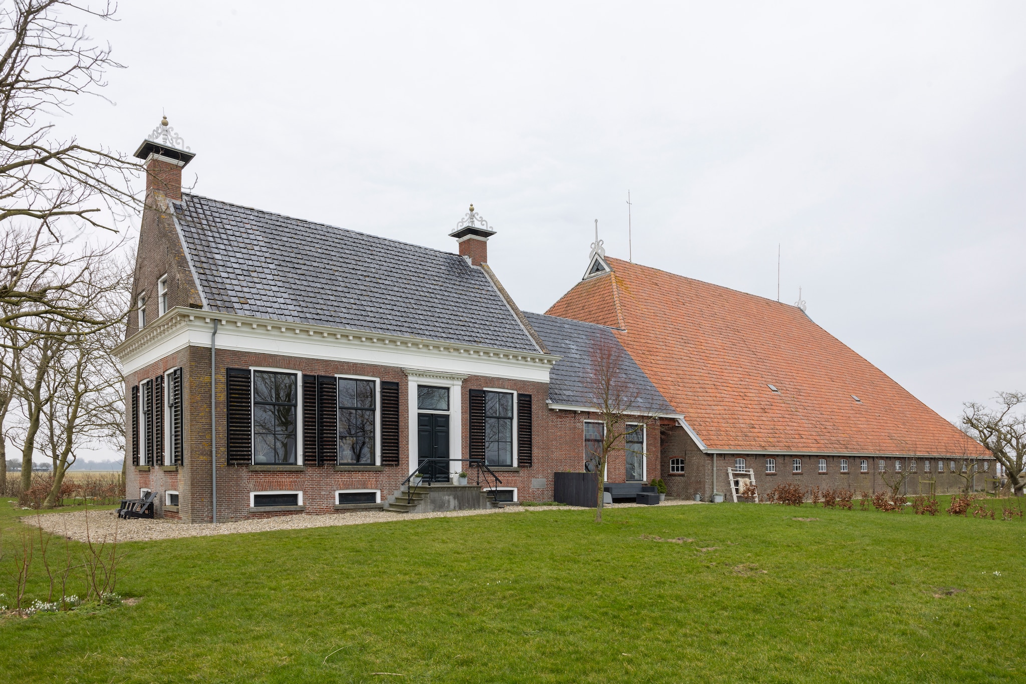 De boerderij van Tsjebbe en Loesanne is een kop-hals -rompboerderij uit 1863. De indeling is niet veranderd, al kregen sommige ruimtes een andere functie. De pronkkamer is nu de slaapkamer van Tsjebbe en Loesanne en de opkamer is de woonkamer. vtwonen Landelijk 02-2026 | fotografie Anneke Gambon