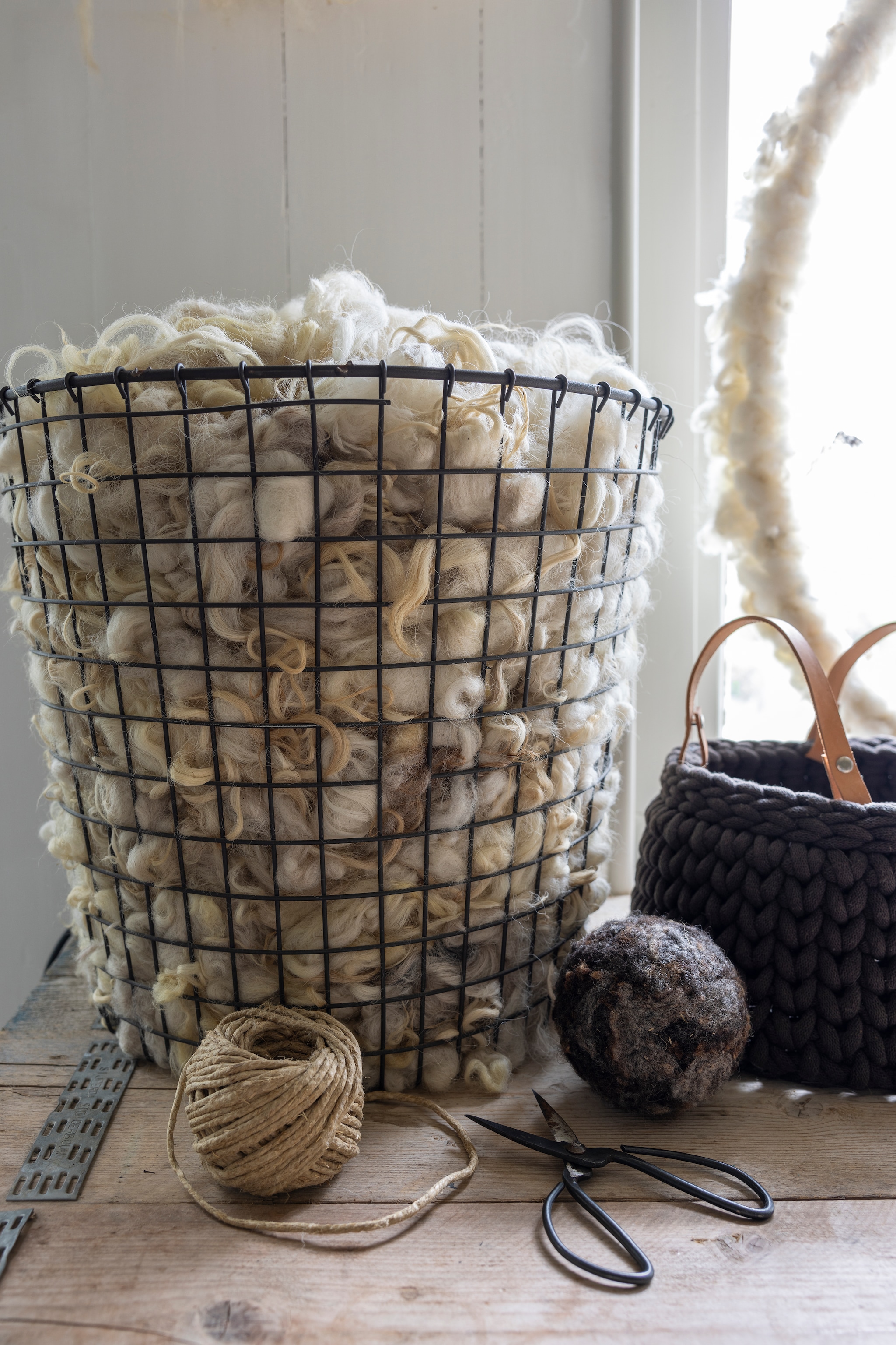 Schaar Wander Wonen. Draadstalen mand kringloop. vtwonen Landelijk 02-2026 | fotografie Anneke Gambon