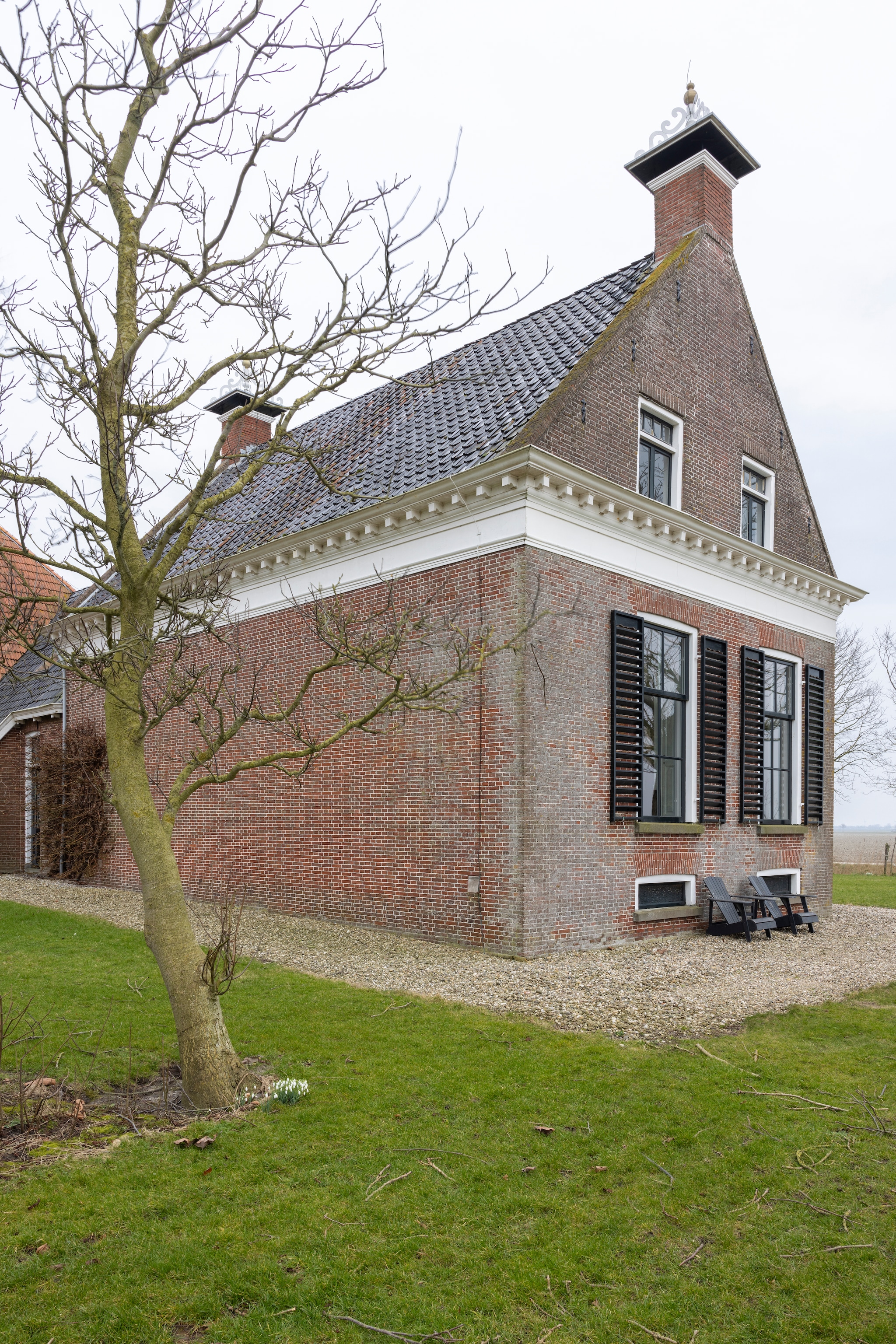 Het voorhuis van de boerderij in het Friese Dongjum waar Loesanne en Tsjebbe wonen. De boerderij, in 1863 gebouwd door voorouders van Tsjebbe, is altijd in het bezit geweest van zijn familie.