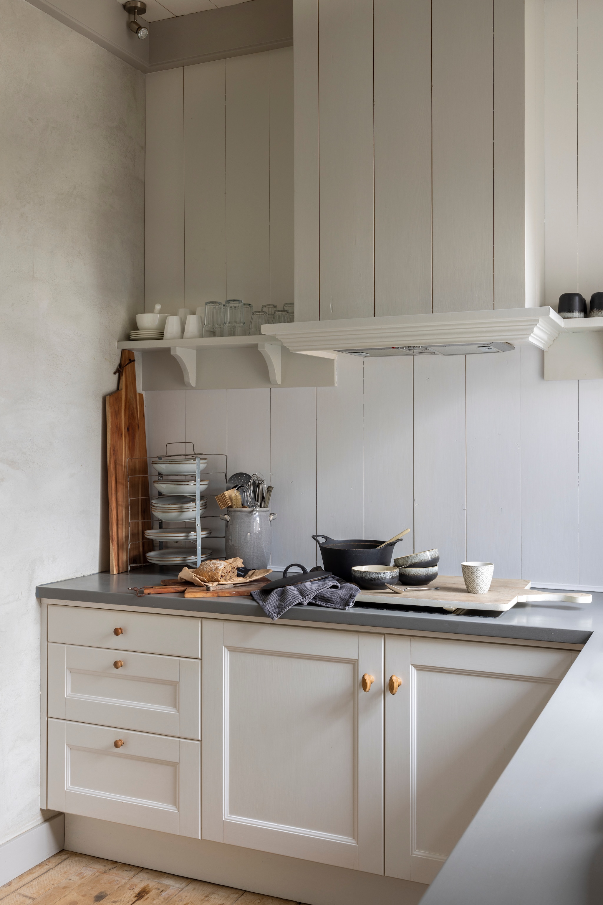 Houten planken HKliving. Servies Hema, Action en Ikea. Etagère Marktplaats. Soeppan Albert Heijn. Pot Brynxz. Verfkleuren keuken All White en Purbeck Stone van Farrow & Ball. vtwonen Landelijk 02-2026 | Fotografie Anneke Gambon